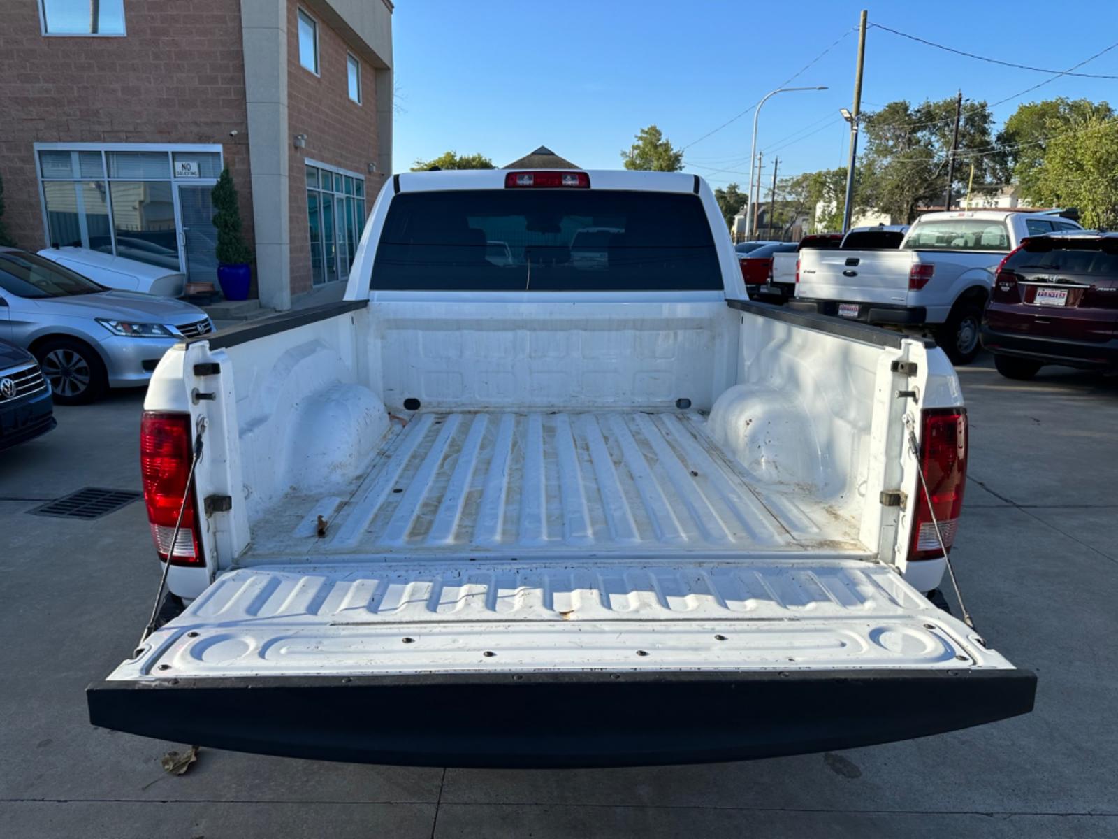 2014 White /Silver RAM 1500 Tradesman Crew Cab SWB 4WD (1C6RR7KG8ES) with an 3.6L V6 DOHC 24V FFV engine, 6-Speed Automatic transmission, located at 1501 West 15th St., Houston, 77008, (713) 869-2925, 29.797941, -95.411789 - Photo #3