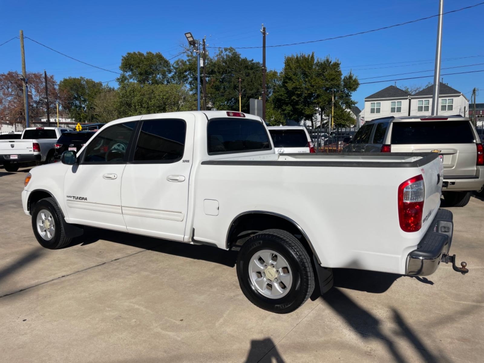 2006 White /Silver Toyota Tundra SR5 Double Cab (5TBET34126S) with an 4.7L V8 DOHC 32V engine, 5-Speed Automatic Overdrive transmission, located at 1501 West 15th St., Houston, 77008, (713) 869-2925, 29.797941, -95.411789 - Photo #3