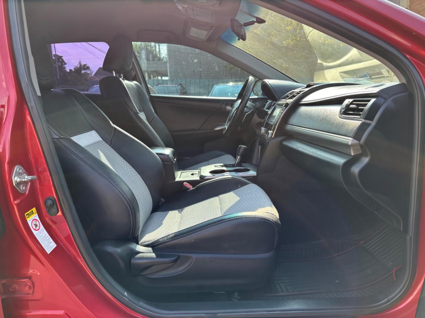2014 Red /Black Toyota Camry SE (4T1BF1FK7EU) with an 2.5L L4 DOHC 16V engine, Automatic transmission, located at 1501 West 15th St., Houston, 77008, (713) 869-2925, 29.797941, -95.411789 - Photo#4