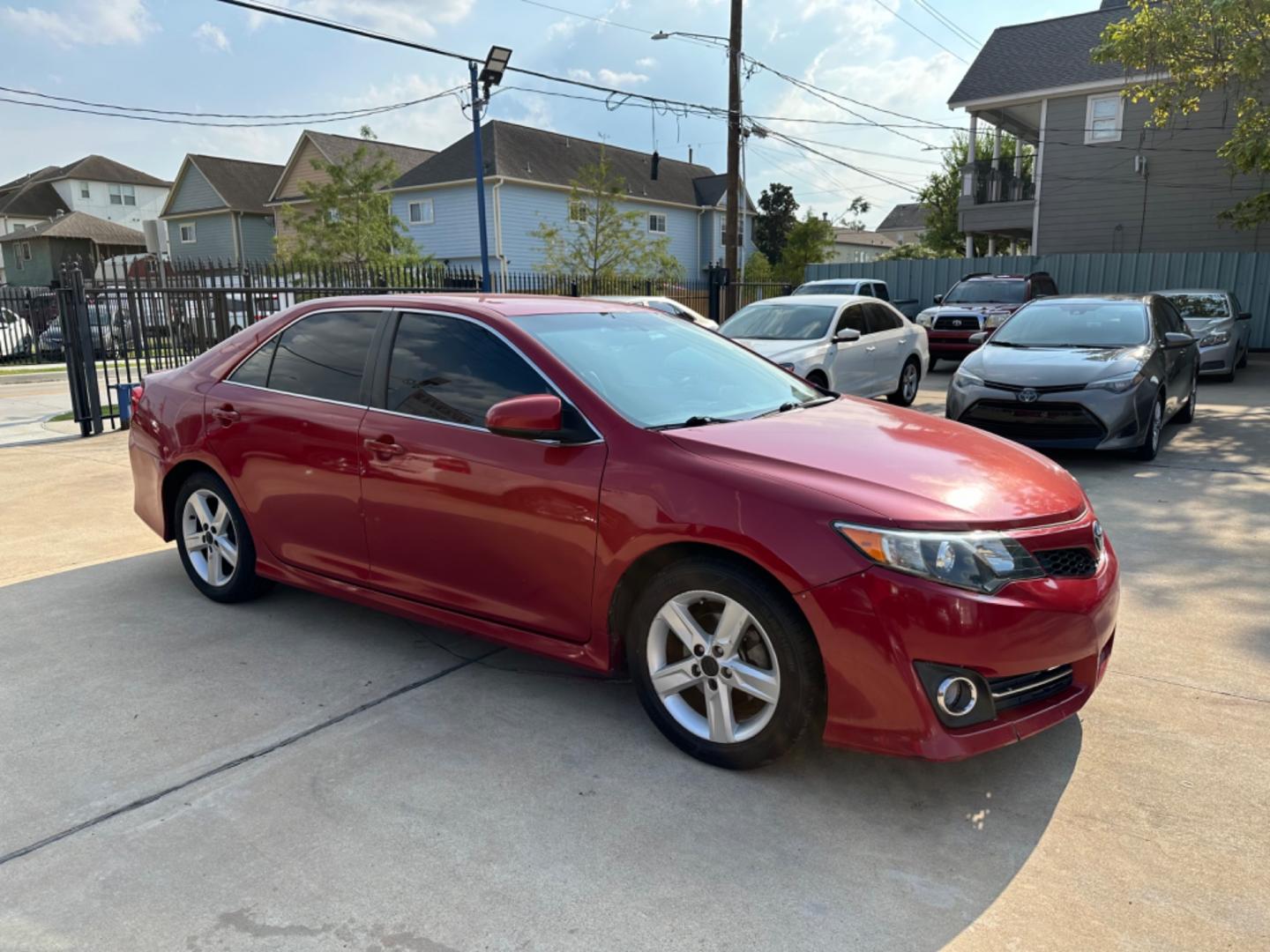 2014 Red /Black Toyota Camry SE (4T1BF1FK7EU) with an 2.5L L4 DOHC 16V engine, Automatic transmission, located at 1501 West 15th St., Houston, 77008, (713) 869-2925, 29.797941, -95.411789 - Photo#1