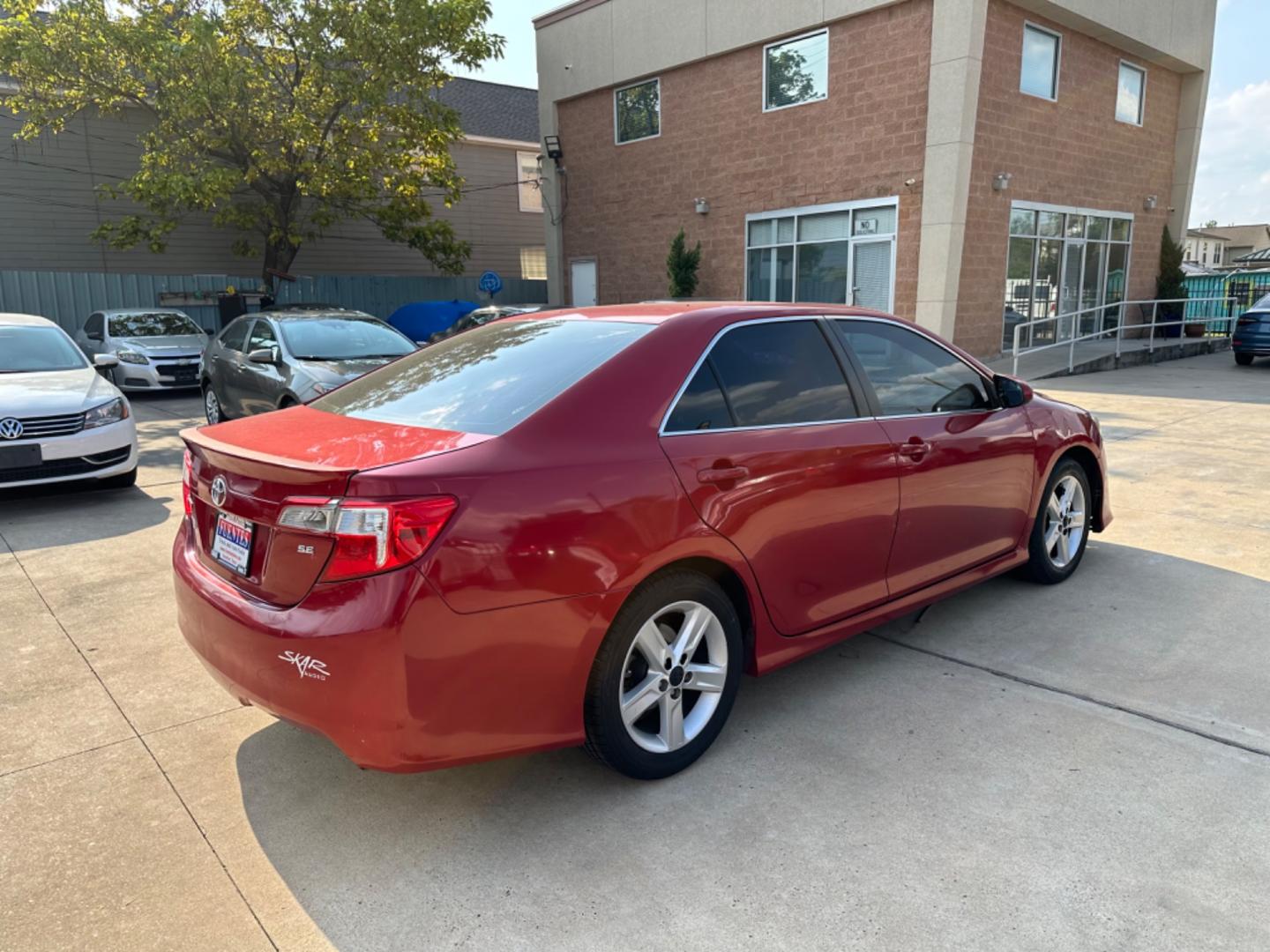 2014 Red /Black Toyota Camry SE (4T1BF1FK7EU) with an 2.5L L4 DOHC 16V engine, Automatic transmission, located at 1501 West 15th St., Houston, 77008, (713) 869-2925, 29.797941, -95.411789 - Photo#2