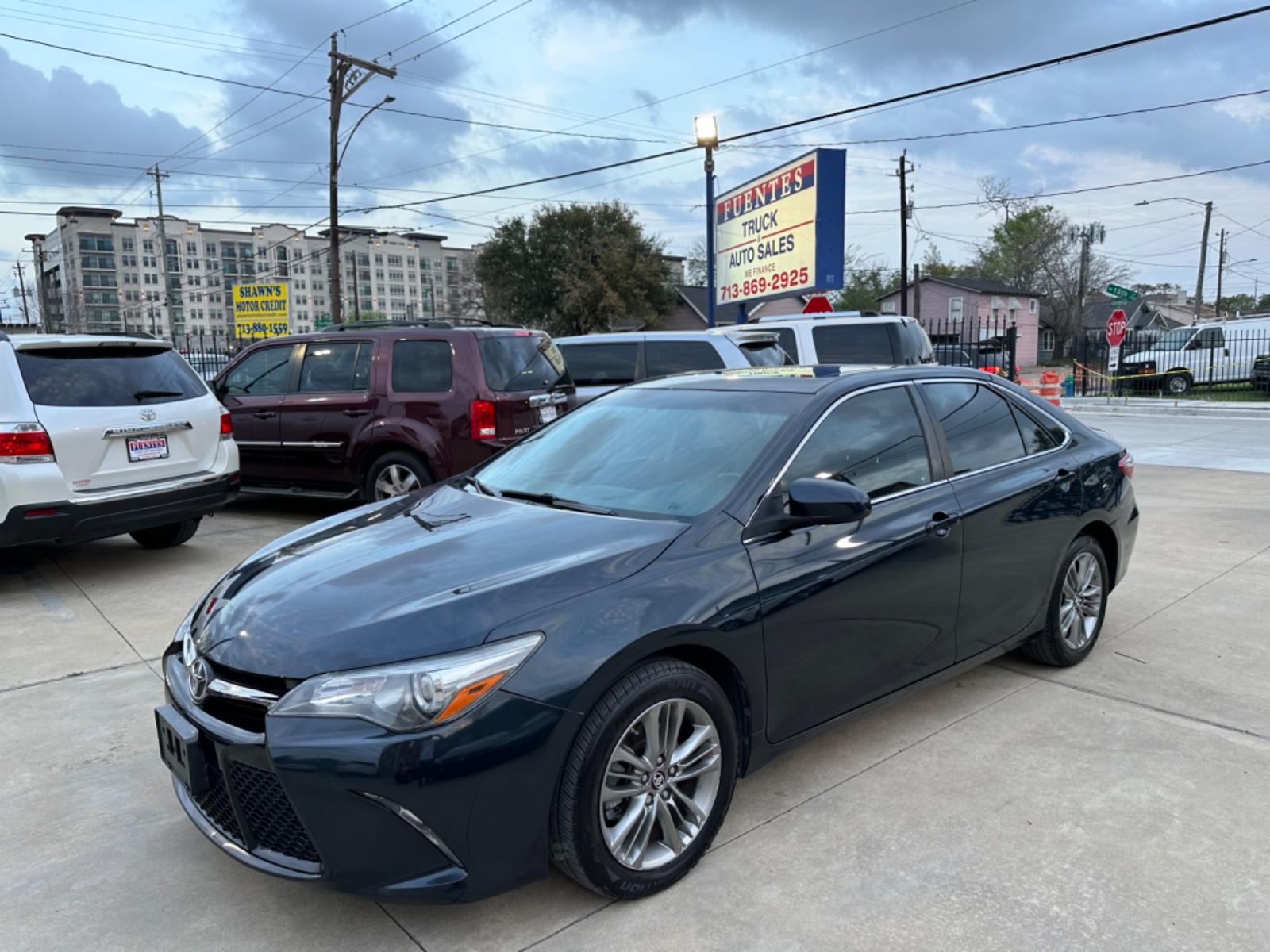 2017 Green /Black Toyota Camry SE (4T1BF1FK2HU) with an 2.5L L4 DOHC 16V engine, 6A transmission, located at 1501 West 15th St., Houston, 77008, (713) 869-2925, 29.797941, -95.411789 - Photo #0