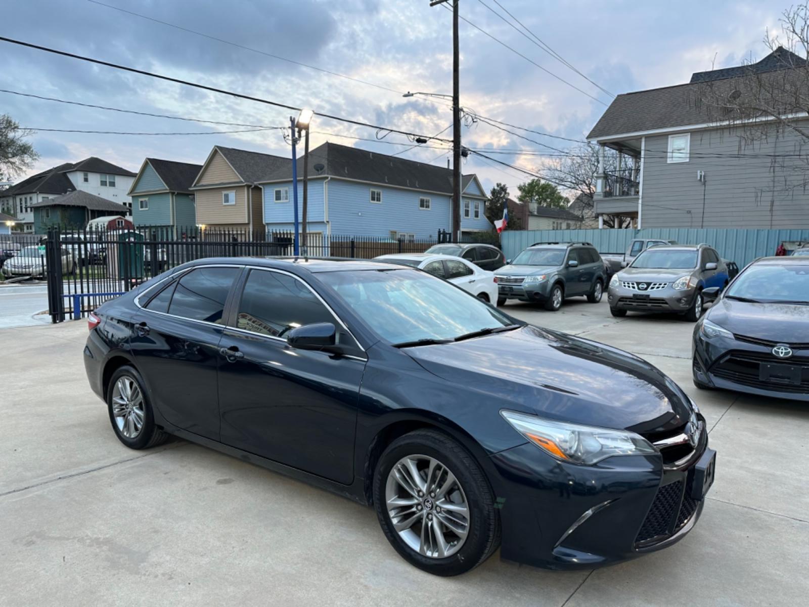 2017 Green /Black Toyota Camry SE (4T1BF1FK2HU) with an 2.5L L4 DOHC 16V engine, 6A transmission, located at 1501 West 15th St., Houston, 77008, (713) 869-2925, 29.797941, -95.411789 - Photo #1