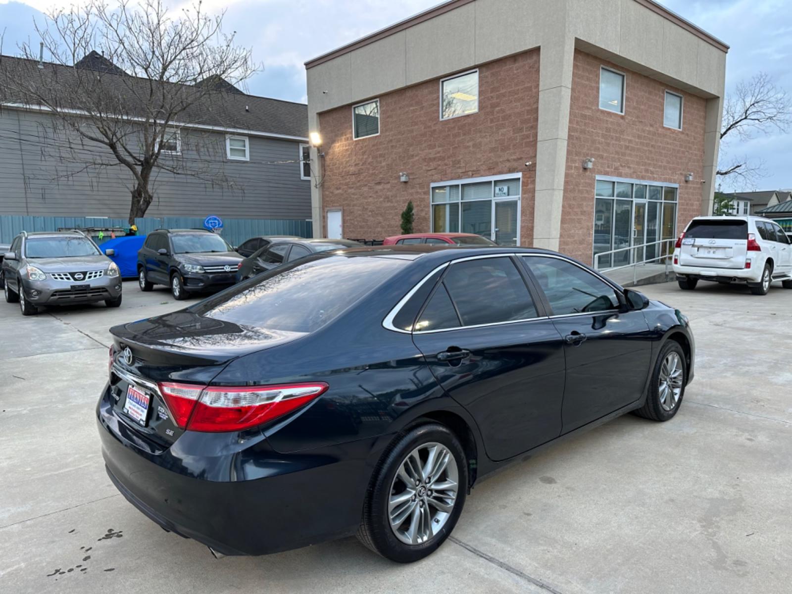 2017 Green /Black Toyota Camry SE (4T1BF1FK2HU) with an 2.5L L4 DOHC 16V engine, 6A transmission, located at 1501 West 15th St., Houston, 77008, (713) 869-2925, 29.797941, -95.411789 - Photo #2
