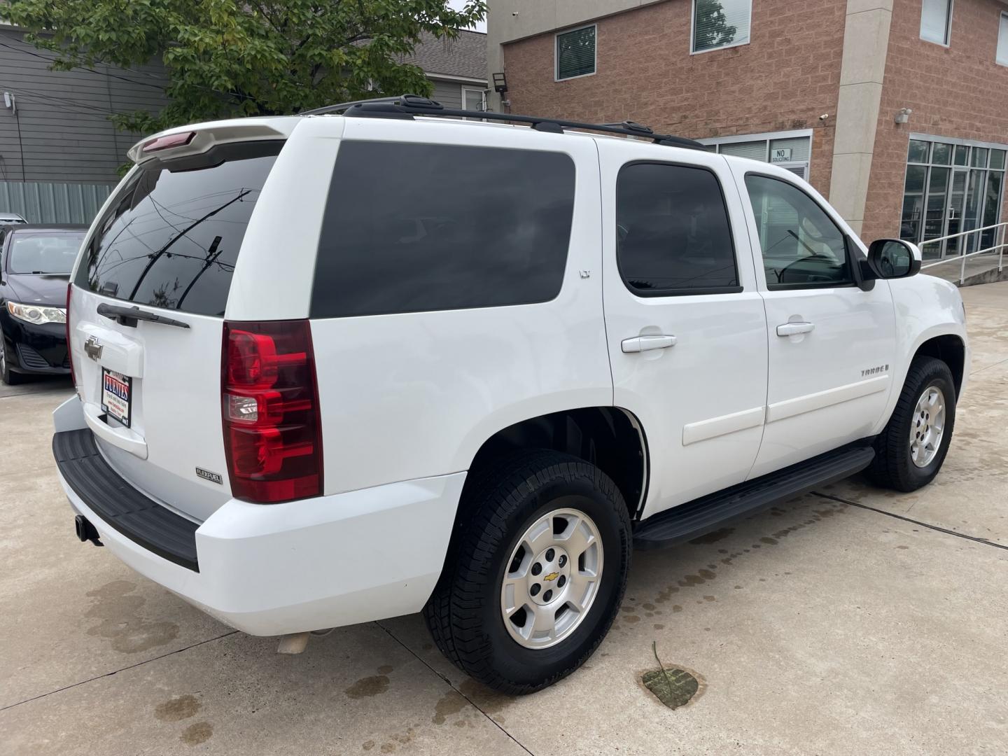 2009 White /Black Chevrolet Tahoe LT (1GNFK23009R) with an 5.3L V8 OHV 16V FFV engine, 4-Speed Automatic Overdrive transmission, located at 1501 West 15th St., Houston, 77008, (713) 869-2925, 29.797941, -95.411789- Photo#2