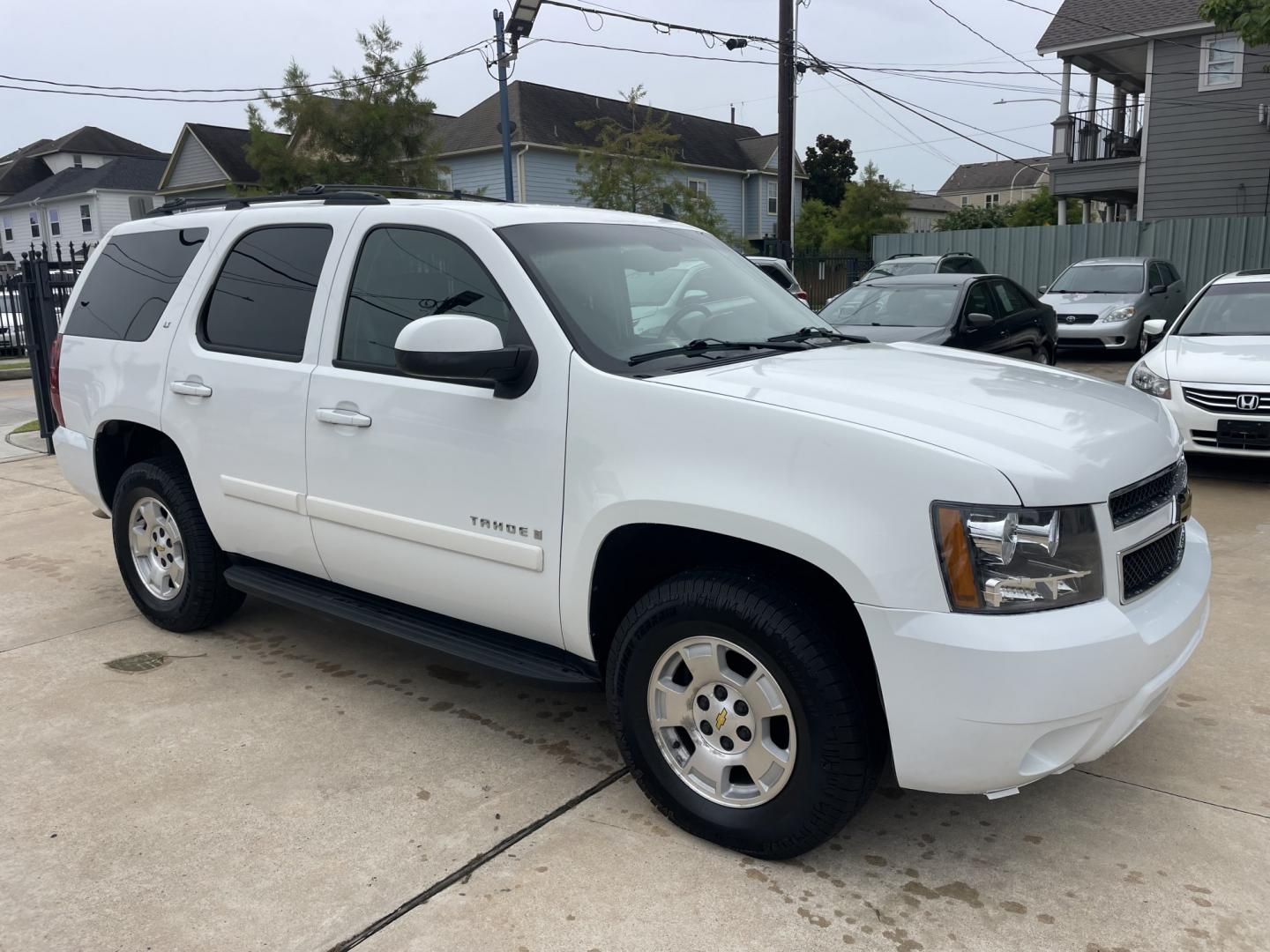 2009 White /Black Chevrolet Tahoe LT (1GNFK23009R) with an 5.3L V8 OHV 16V FFV engine, 4-Speed Automatic Overdrive transmission, located at 1501 West 15th St., Houston, 77008, (713) 869-2925, 29.797941, -95.411789- Photo#1