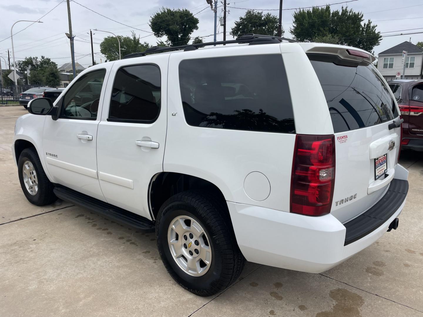 2009 White /Black Chevrolet Tahoe LT (1GNFK23009R) with an 5.3L V8 OHV 16V FFV engine, 4-Speed Automatic Overdrive transmission, located at 1501 West 15th St., Houston, 77008, (713) 869-2925, 29.797941, -95.411789- Photo#5