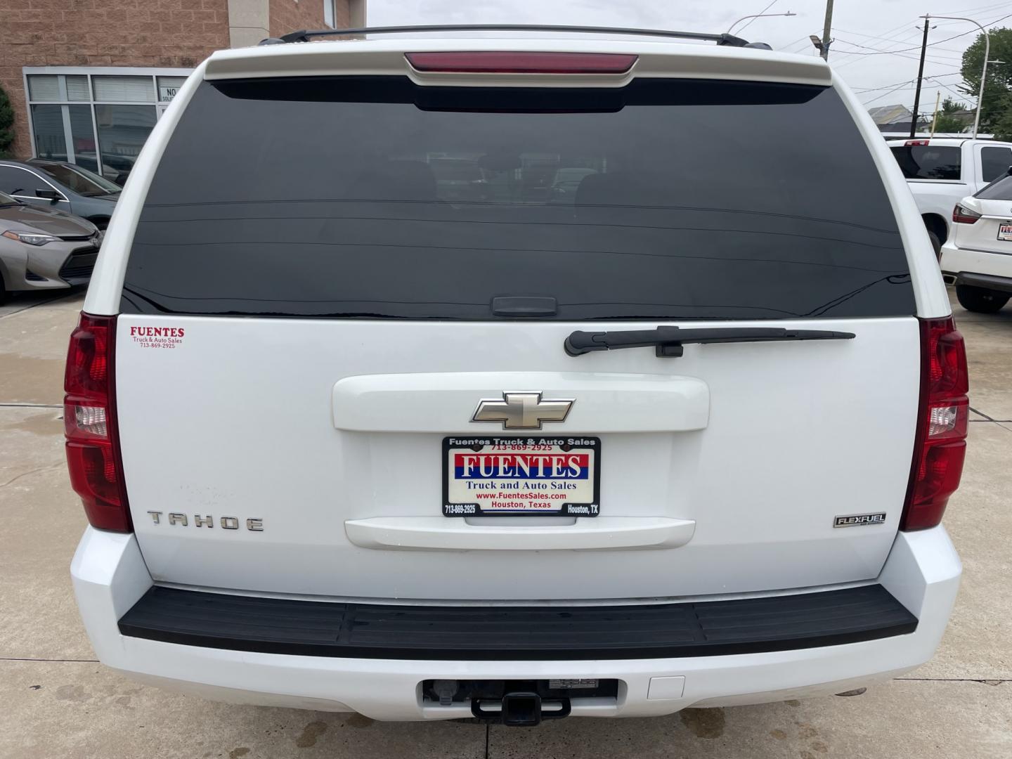 2009 White /Black Chevrolet Tahoe LT (1GNFK23009R) with an 5.3L V8 OHV 16V FFV engine, 4-Speed Automatic Overdrive transmission, located at 1501 West 15th St., Houston, 77008, (713) 869-2925, 29.797941, -95.411789- Photo#4