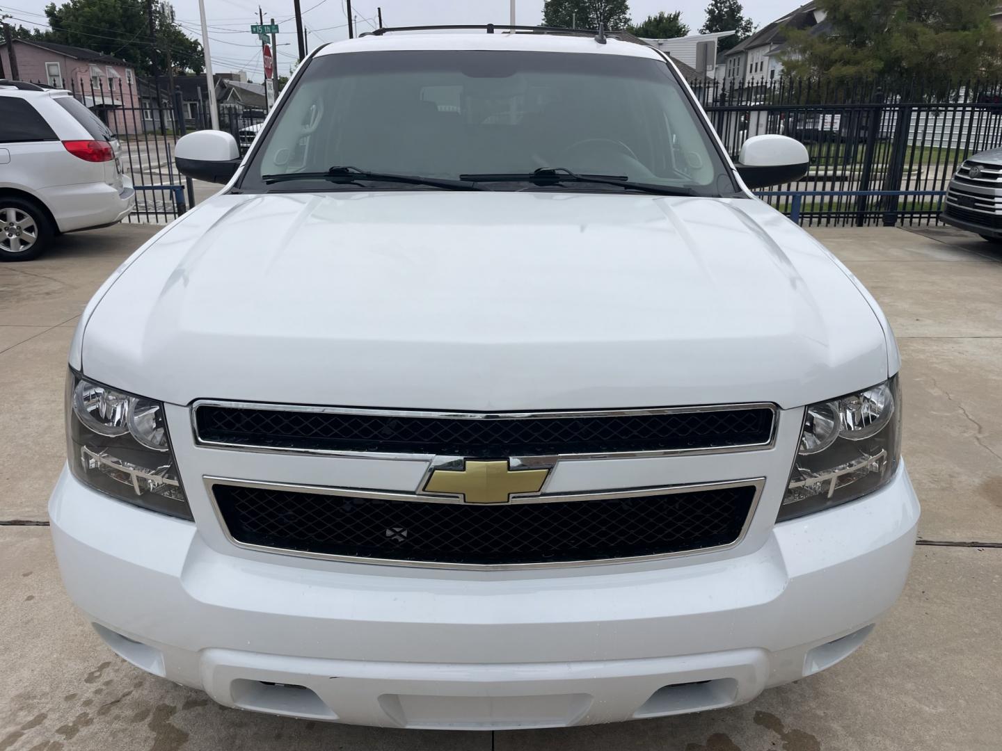 2009 White /Black Chevrolet Tahoe LT (1GNFK23009R) with an 5.3L V8 OHV 16V FFV engine, 4-Speed Automatic Overdrive transmission, located at 1501 West 15th St., Houston, 77008, (713) 869-2925, 29.797941, -95.411789- Photo#3