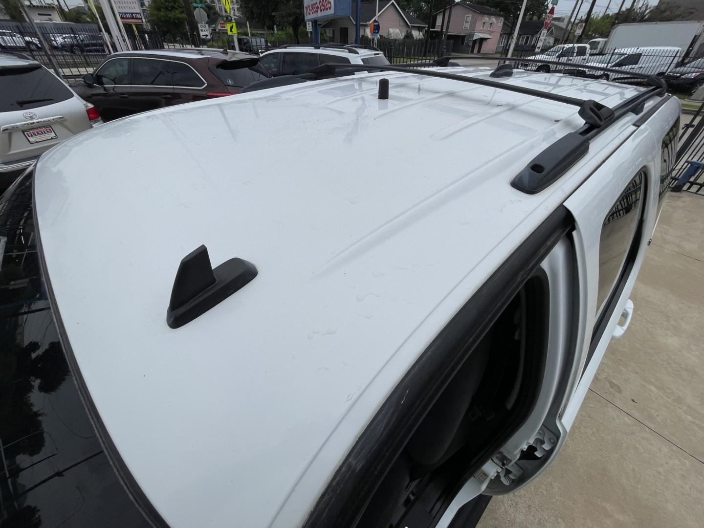 2009 White /Black Chevrolet Tahoe LT (1GNFK23009R) with an 5.3L V8 OHV 16V FFV engine, 4-Speed Automatic Overdrive transmission, located at 1501 West 15th St., Houston, 77008, (713) 869-2925, 29.797941, -95.411789- Photo#7