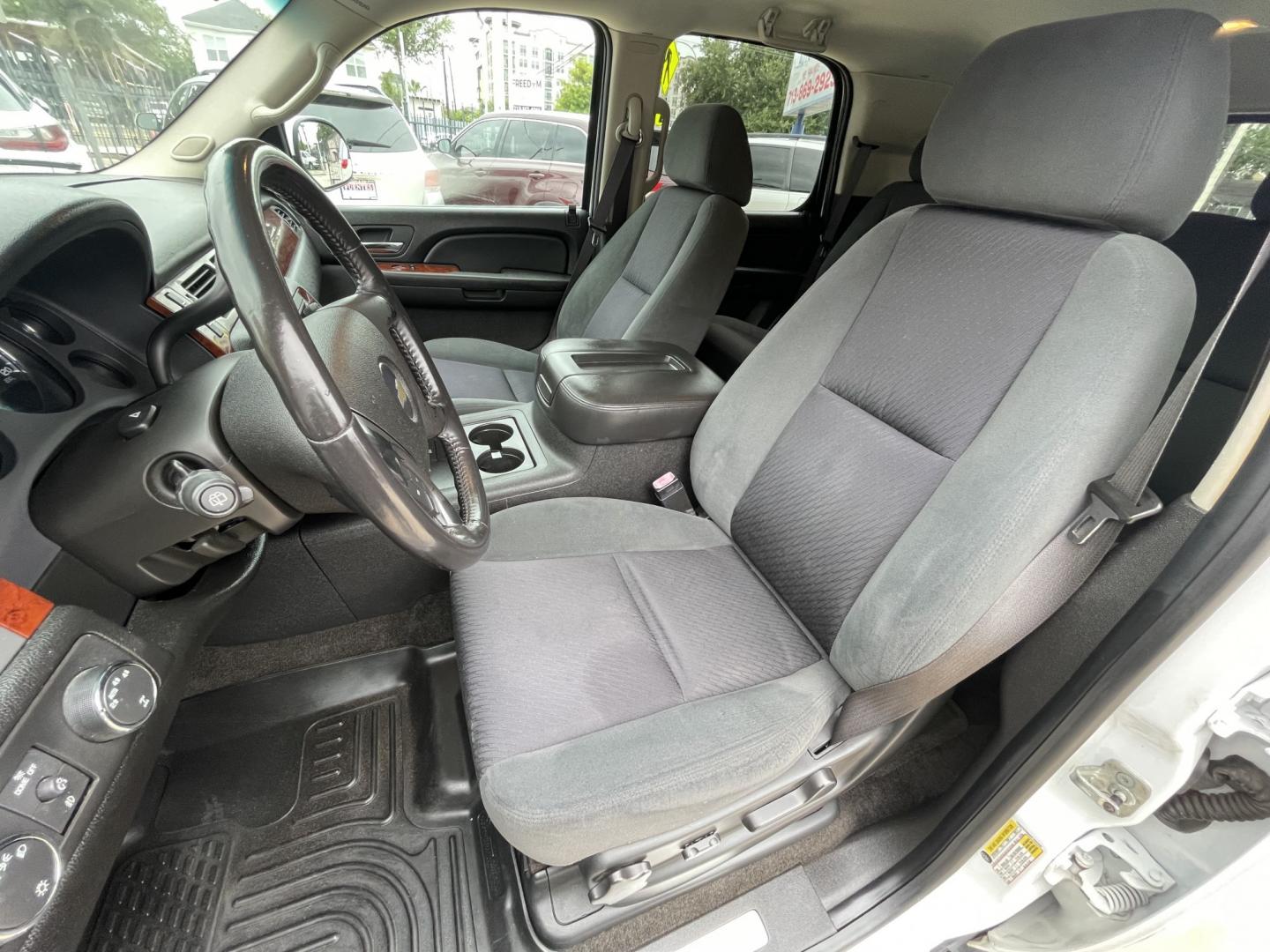 2009 White /Black Chevrolet Tahoe LT (1GNFK23009R) with an 5.3L V8 OHV 16V FFV engine, 4-Speed Automatic Overdrive transmission, located at 1501 West 15th St., Houston, 77008, (713) 869-2925, 29.797941, -95.411789- Photo#6