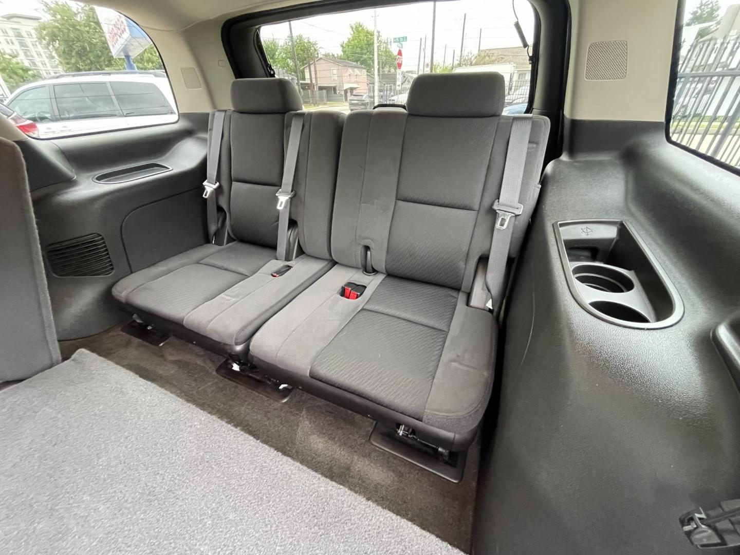 2009 White /Black Chevrolet Tahoe LT (1GNFK23009R) with an 5.3L V8 OHV 16V FFV engine, 4-Speed Automatic Overdrive transmission, located at 1501 West 15th St., Houston, 77008, (713) 869-2925, 29.797941, -95.411789- Photo#10
