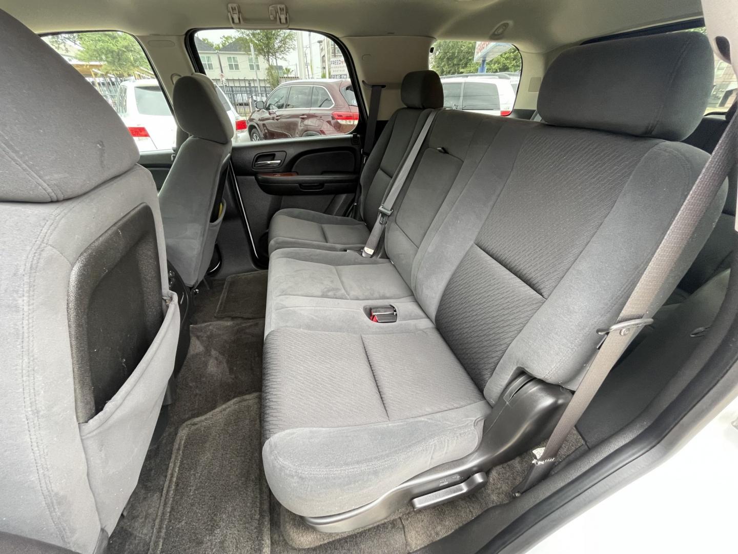 2009 White /Black Chevrolet Tahoe LT (1GNFK23009R) with an 5.3L V8 OHV 16V FFV engine, 4-Speed Automatic Overdrive transmission, located at 1501 West 15th St., Houston, 77008, (713) 869-2925, 29.797941, -95.411789- Photo#11