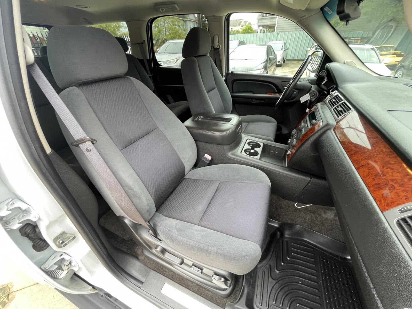 2009 White /Black Chevrolet Tahoe LT (1GNFK23009R) with an 5.3L V8 OHV 16V FFV engine, 4-Speed Automatic Overdrive transmission, located at 1501 West 15th St., Houston, 77008, (713) 869-2925, 29.797941, -95.411789- Photo#9