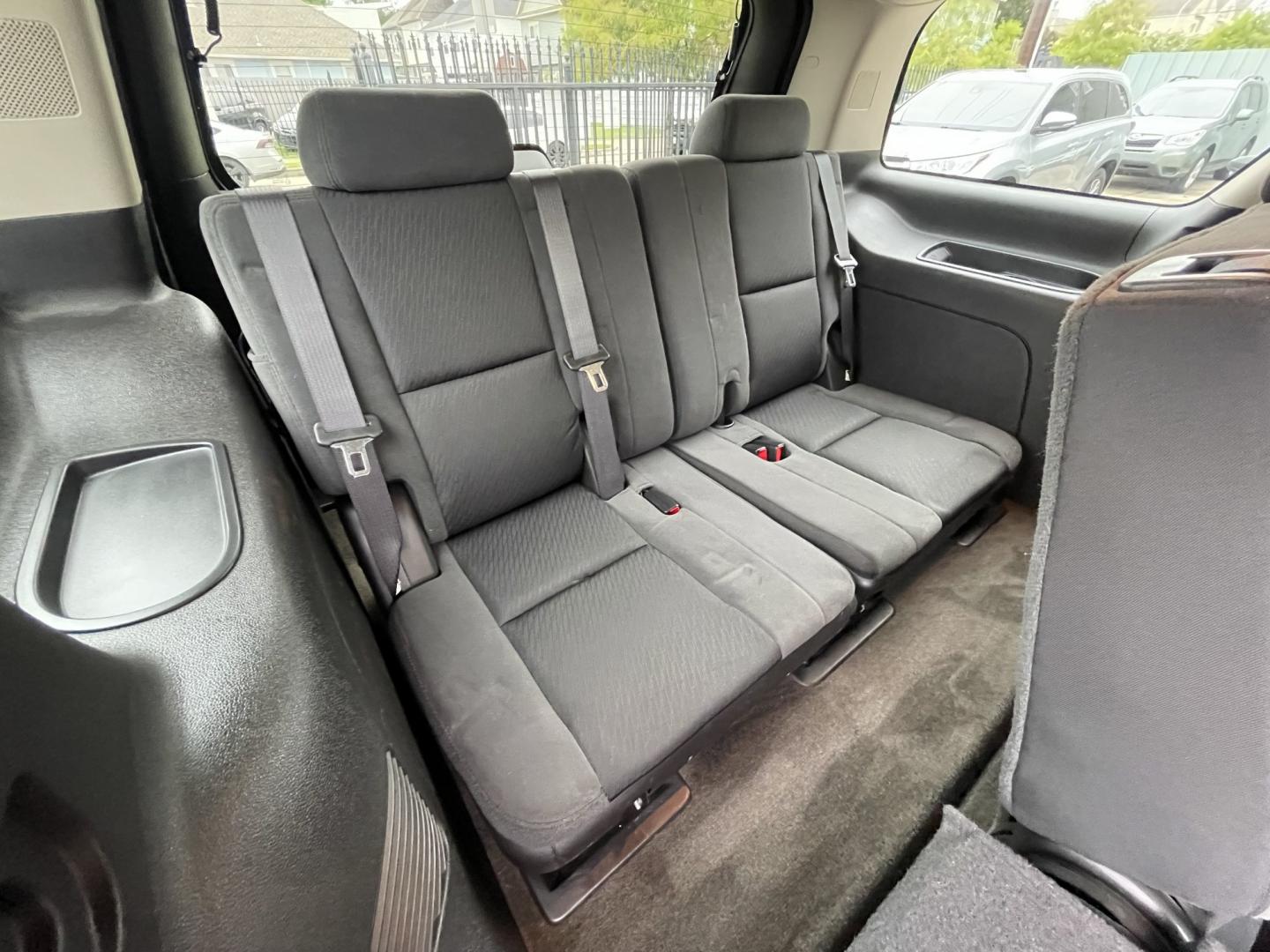 2009 White /Black Chevrolet Tahoe LT (1GNFK23009R) with an 5.3L V8 OHV 16V FFV engine, 4-Speed Automatic Overdrive transmission, located at 1501 West 15th St., Houston, 77008, (713) 869-2925, 29.797941, -95.411789- Photo#13