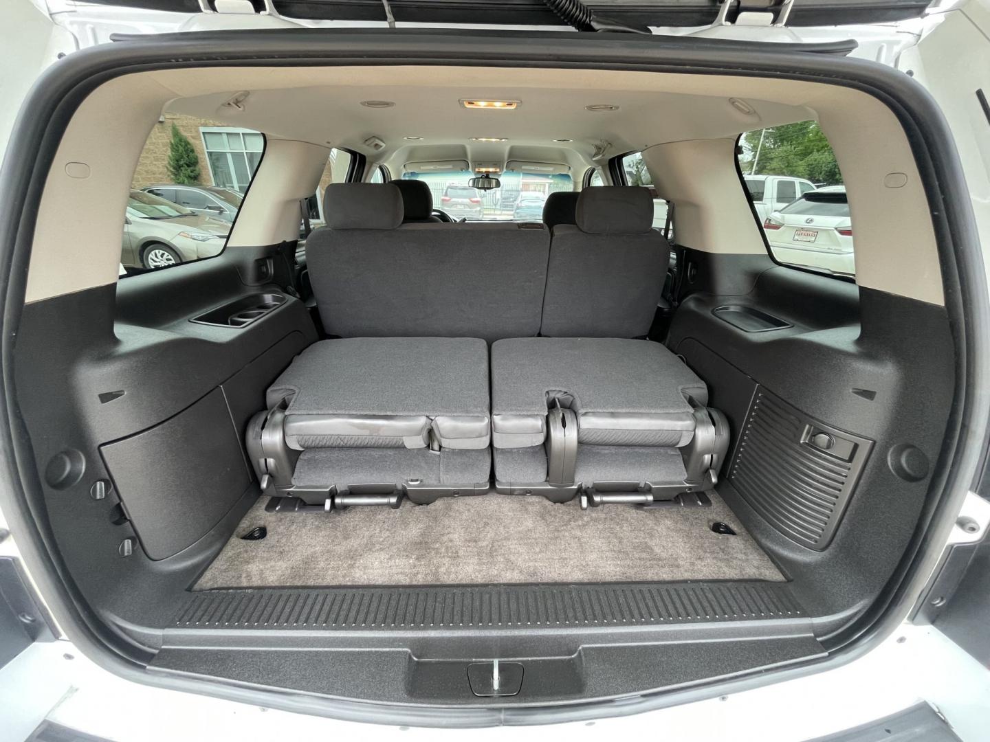 2009 White /Black Chevrolet Tahoe LT (1GNFK23009R) with an 5.3L V8 OHV 16V FFV engine, 4-Speed Automatic Overdrive transmission, located at 1501 West 15th St., Houston, 77008, (713) 869-2925, 29.797941, -95.411789- Photo#15