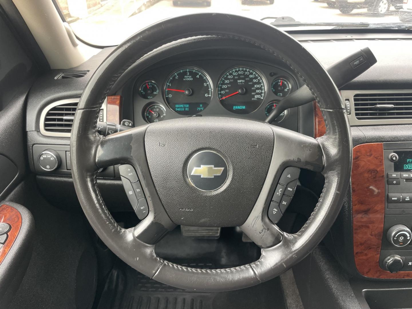 2009 White /Black Chevrolet Tahoe LT (1GNFK23009R) with an 5.3L V8 OHV 16V FFV engine, 4-Speed Automatic Overdrive transmission, located at 1501 West 15th St., Houston, 77008, (713) 869-2925, 29.797941, -95.411789- Photo#18