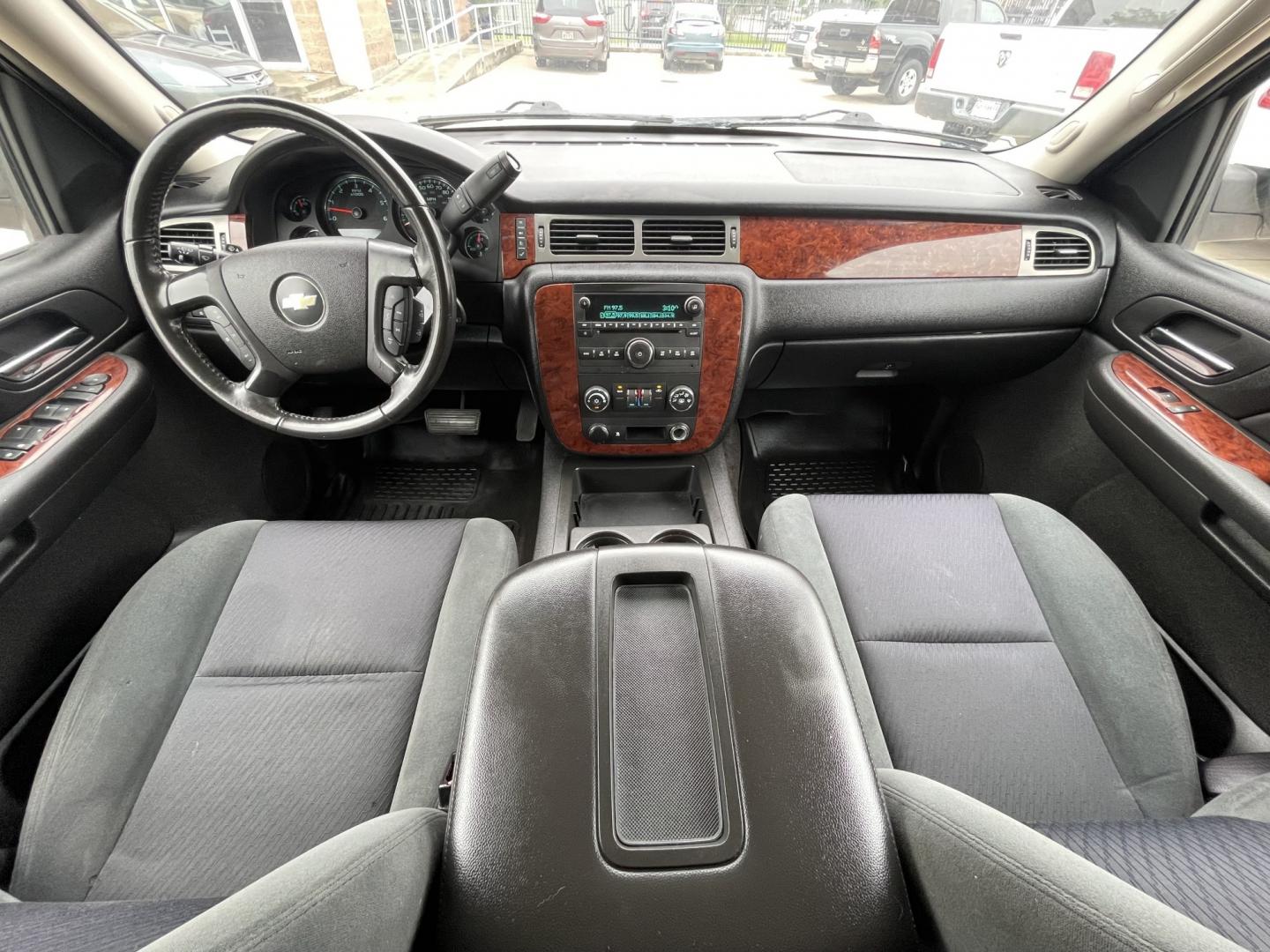 2009 White /Black Chevrolet Tahoe LT (1GNFK23009R) with an 5.3L V8 OHV 16V FFV engine, 4-Speed Automatic Overdrive transmission, located at 1501 West 15th St., Houston, 77008, (713) 869-2925, 29.797941, -95.411789- Photo#20