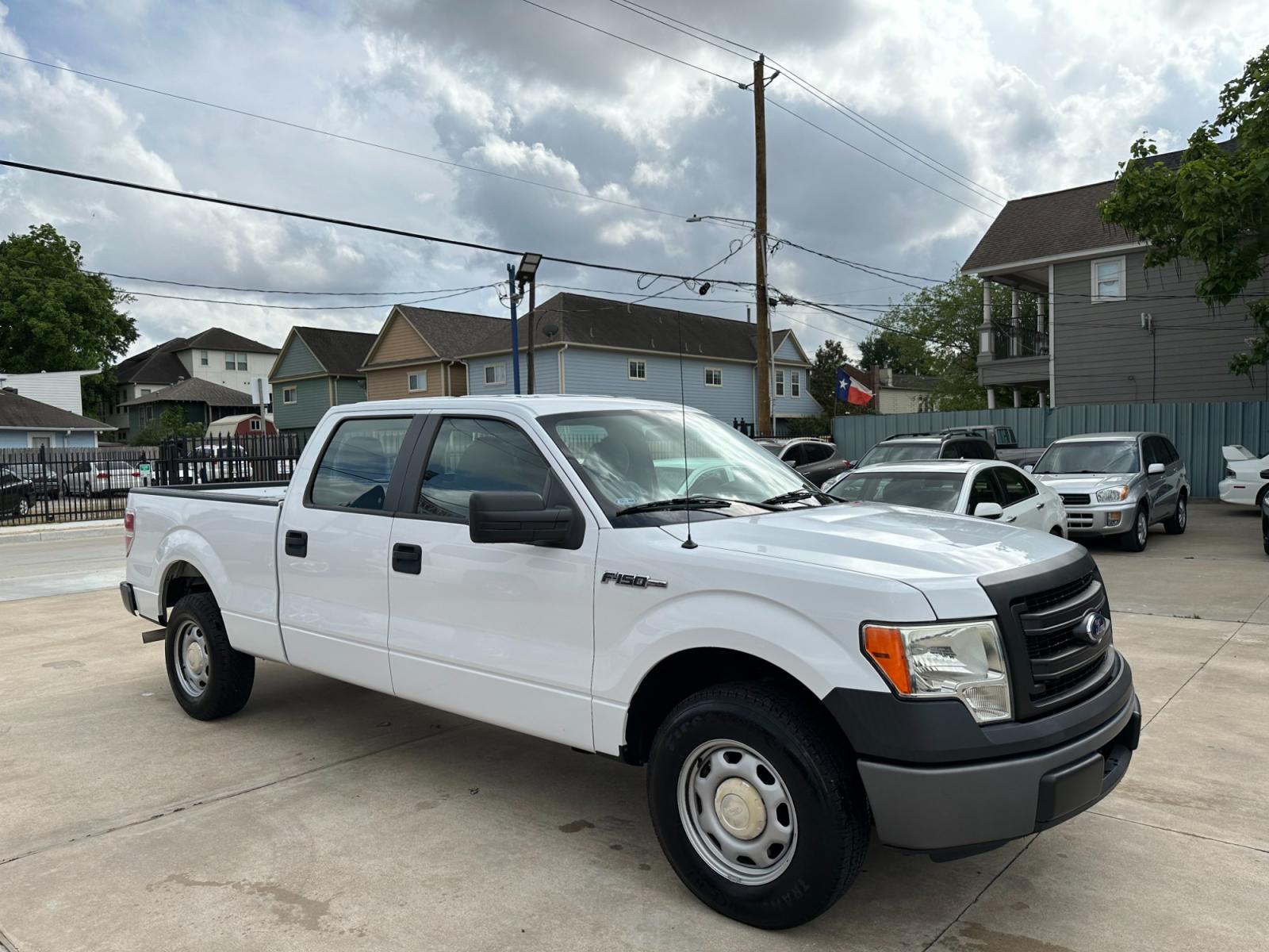 2014 White /Grey Ford F-150 XLT HD SuperCrew (1FTVW1CF5EK) with an 5.0L V8 engine, 6A transmission, located at 1501 West 15th St., Houston, 77008, (713) 869-2925, 29.797941, -95.411789 - Photo #1