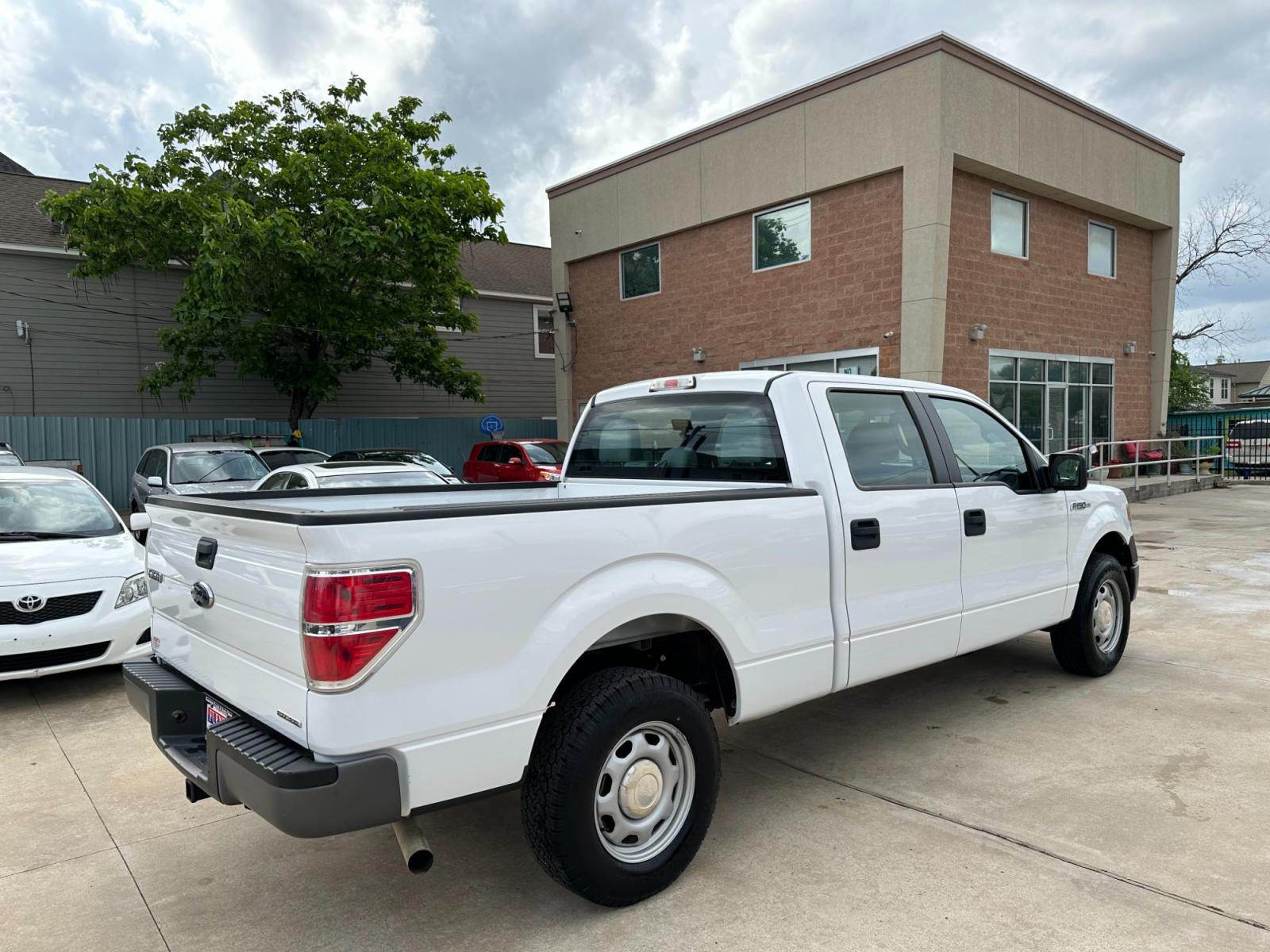 2014 White /Grey Ford F-150 XLT HD SuperCrew (1FTVW1CF5EK) with an 5.0L V8 engine, 6A transmission, located at 1501 West 15th St., Houston, 77008, (713) 869-2925, 29.797941, -95.411789 - Photo #2
