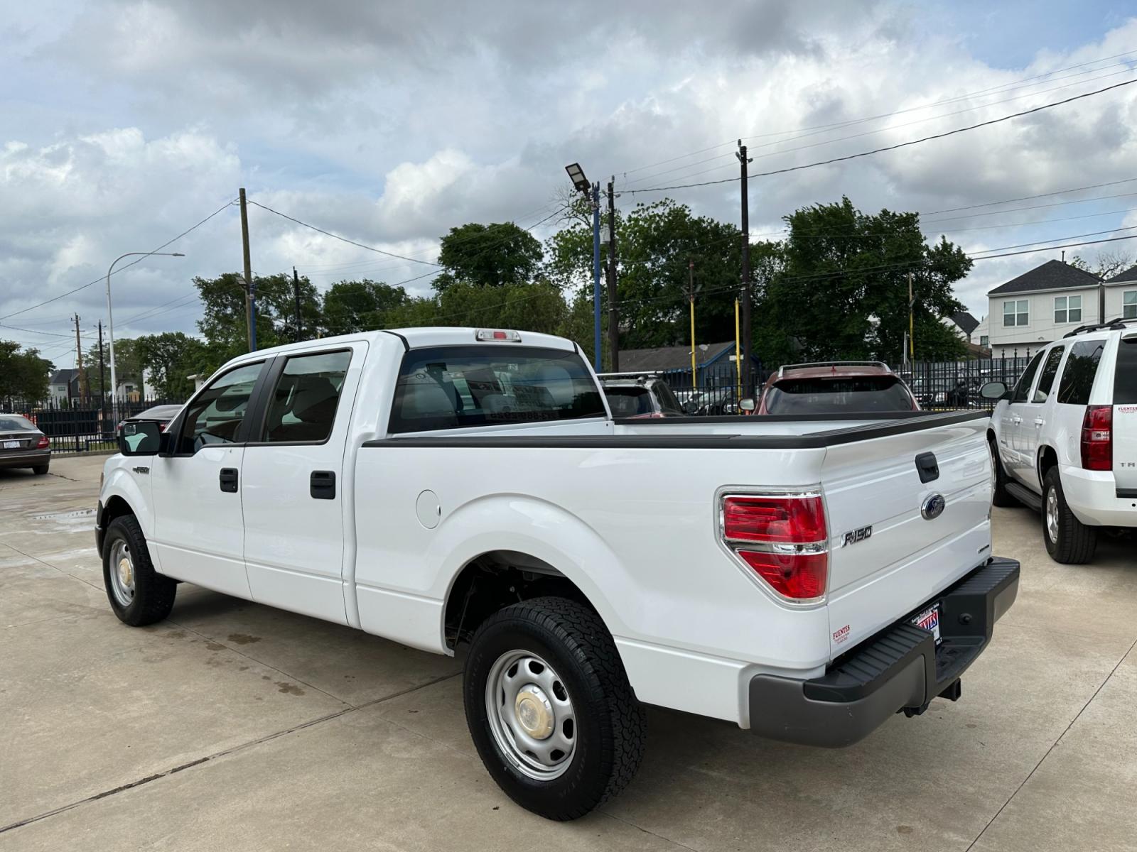 2014 White /Grey Ford F-150 XLT HD SuperCrew (1FTVW1CF5EK) with an 5.0L V8 engine, 6A transmission, located at 1501 West 15th St., Houston, 77008, (713) 869-2925, 29.797941, -95.411789 - Photo #3