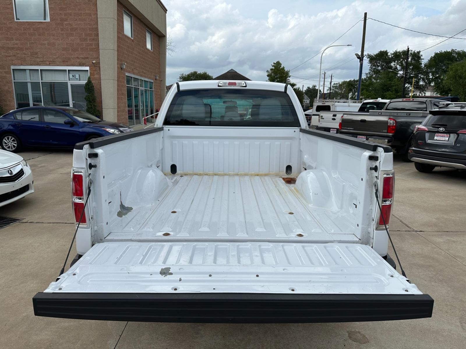 2014 White /Grey Ford F-150 XLT HD SuperCrew (1FTVW1CF5EK) with an 5.0L V8 engine, 6A transmission, located at 1501 West 15th St., Houston, 77008, (713) 869-2925, 29.797941, -95.411789 - Photo #4