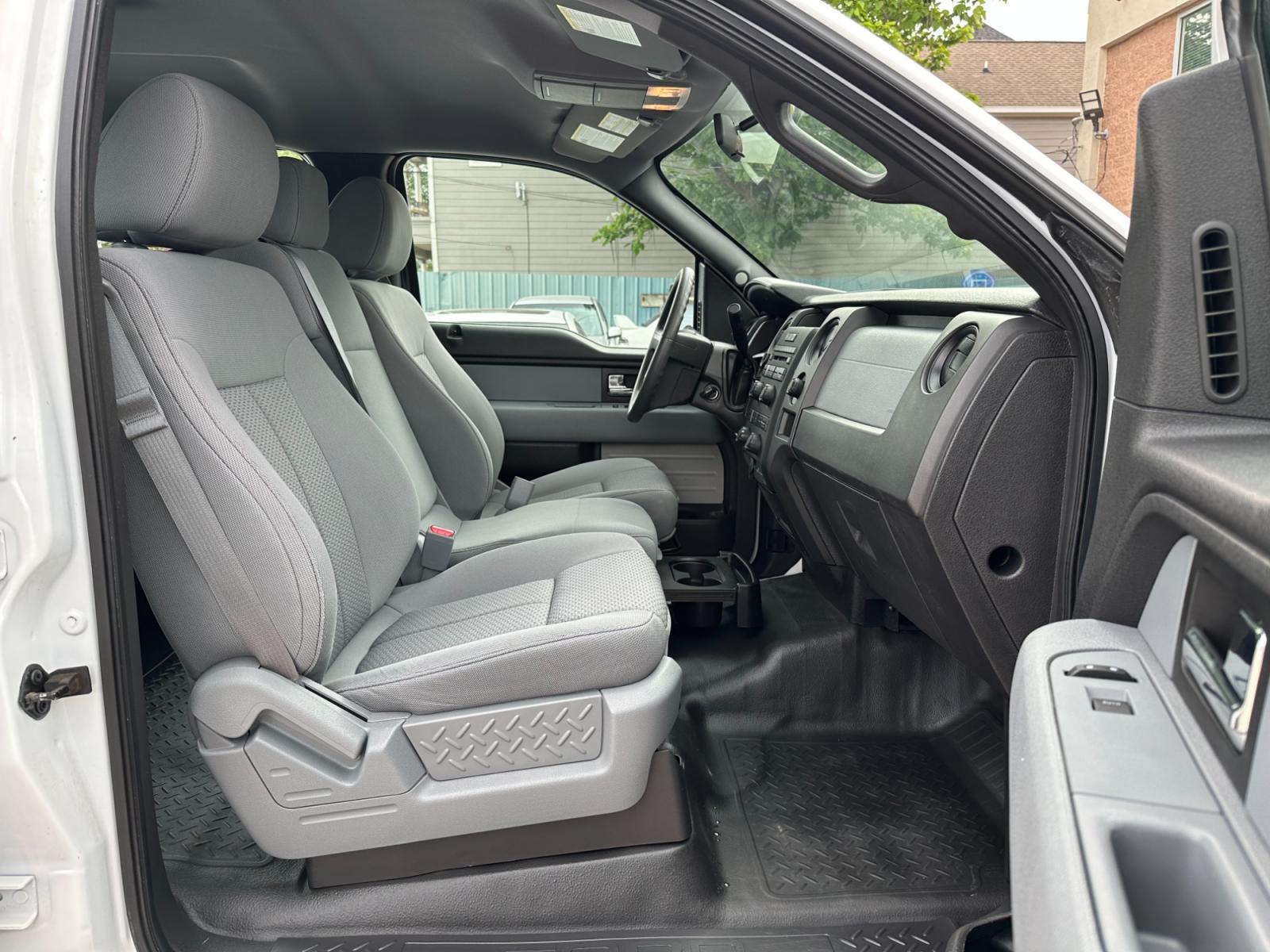 2014 White /Grey Ford F-150 XLT HD SuperCrew (1FTVW1CF5EK) with an 5.0L V8 engine, 6A transmission, located at 1501 West 15th St., Houston, 77008, (713) 869-2925, 29.797941, -95.411789 - Photo #5