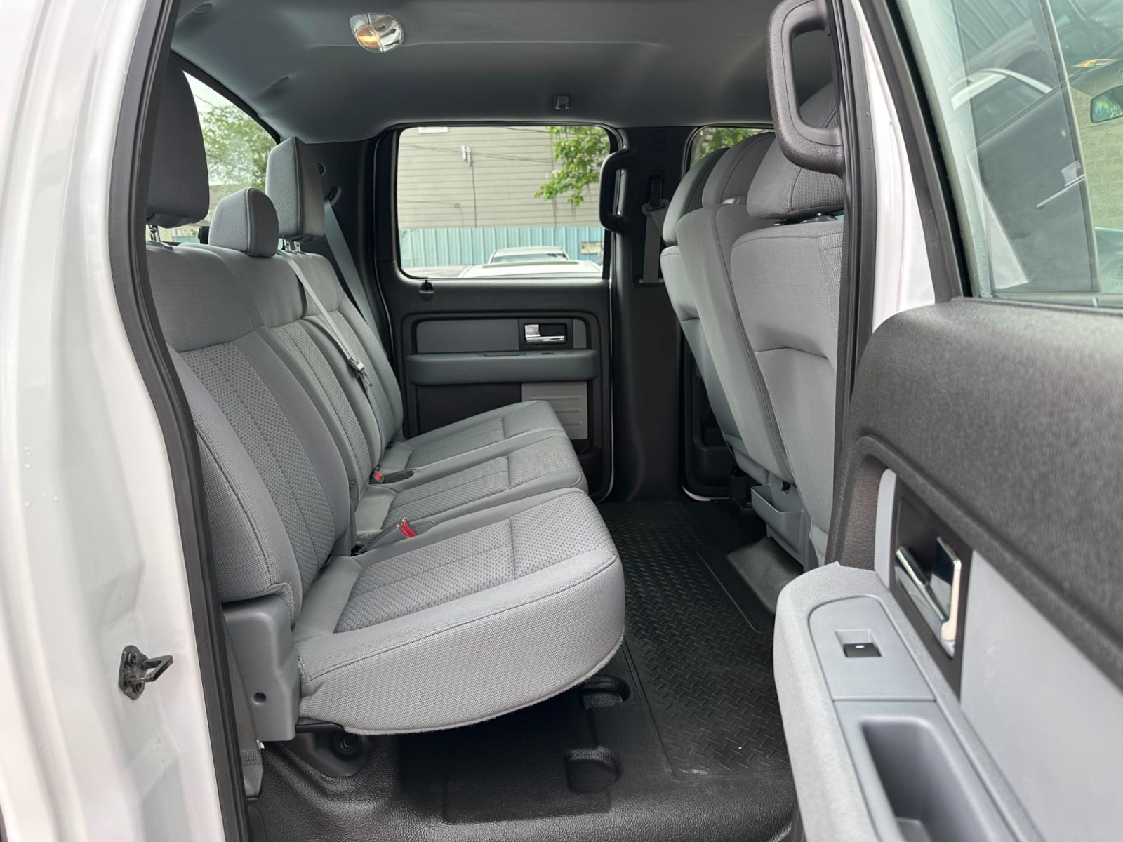 2014 White /Grey Ford F-150 XLT HD SuperCrew (1FTVW1CF5EK) with an 5.0L V8 engine, 6A transmission, located at 1501 West 15th St., Houston, 77008, (713) 869-2925, 29.797941, -95.411789 - Photo #6