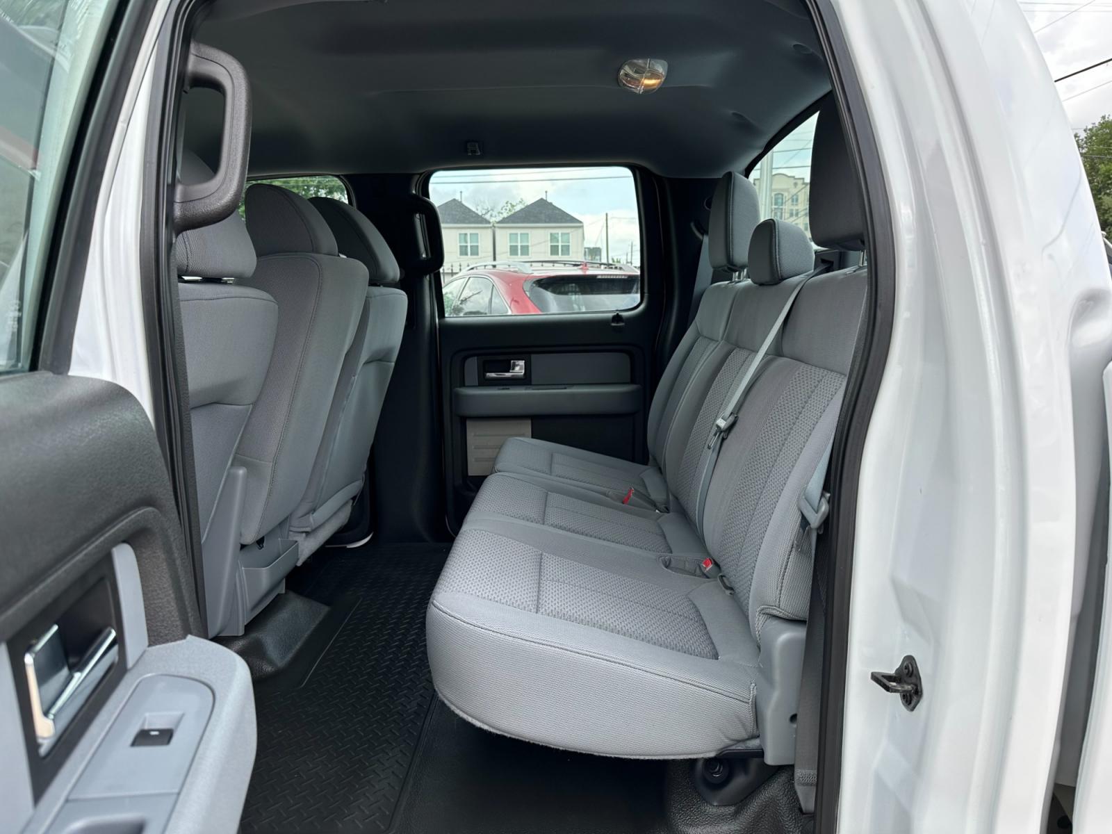 2014 White /Grey Ford F-150 XLT HD SuperCrew (1FTVW1CF5EK) with an 5.0L V8 engine, 6A transmission, located at 1501 West 15th St., Houston, 77008, (713) 869-2925, 29.797941, -95.411789 - Photo #7