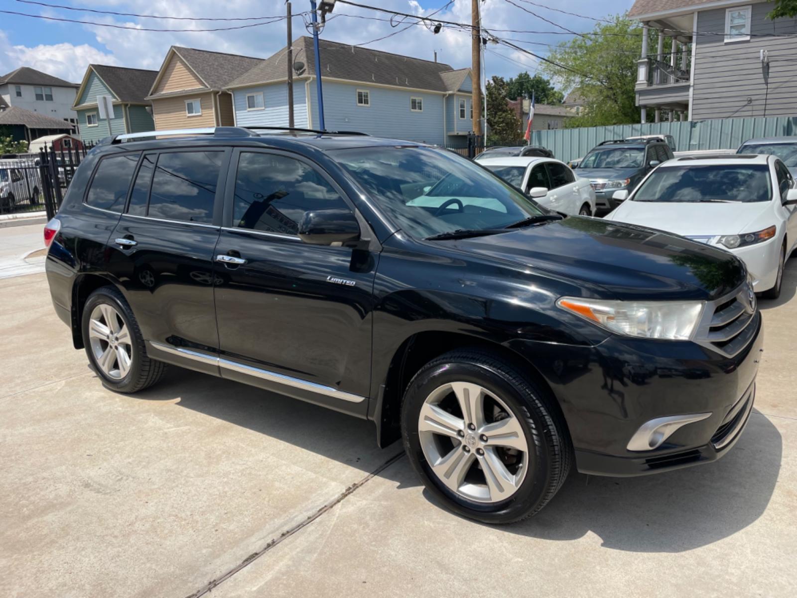 2013 Black /Black Toyota Highlander Limited 2WD (5TDYK3EH8DS) with an 3.5L V6 DOHC 24V engine, 5-Speed Automatic transmission, located at 1501 West 15th St., Houston, 77008, (713) 869-2925, 29.797941, -95.411789 - Photo #1