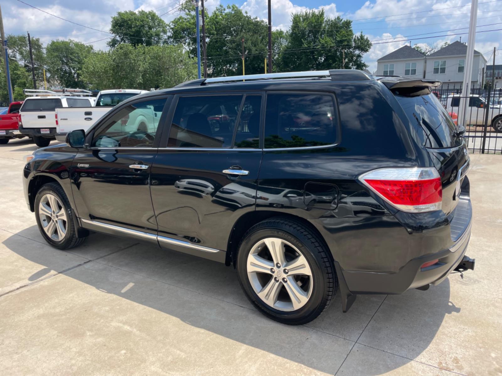 2013 Black /Black Toyota Highlander Limited 2WD (5TDYK3EH8DS) with an 3.5L V6 DOHC 24V engine, 5-Speed Automatic transmission, located at 1501 West 15th St., Houston, 77008, (713) 869-2925, 29.797941, -95.411789 - Photo #3