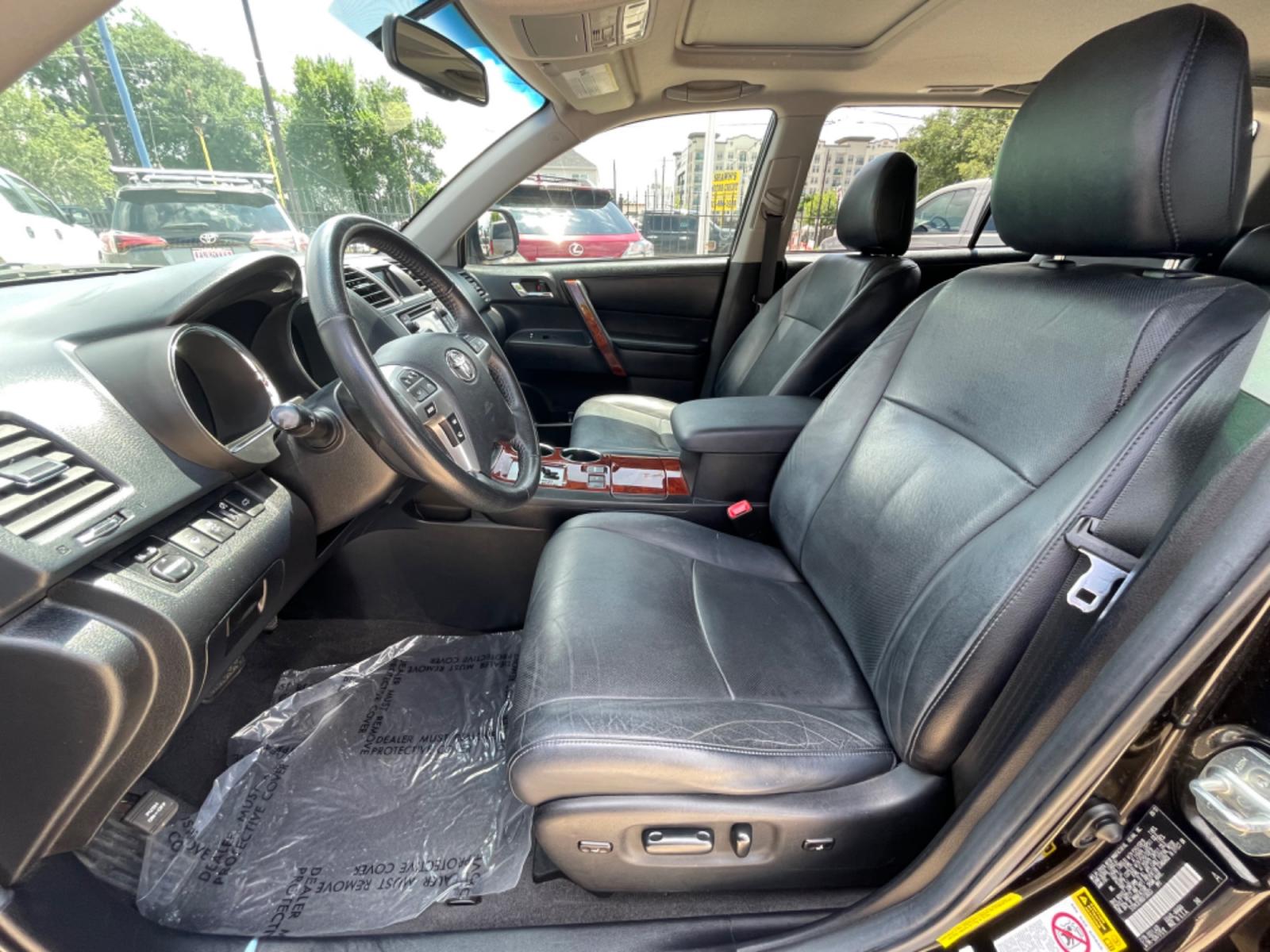 2013 Black /Black Toyota Highlander Limited 2WD (5TDYK3EH8DS) with an 3.5L V6 DOHC 24V engine, 5-Speed Automatic transmission, located at 1501 West 15th St., Houston, 77008, (713) 869-2925, 29.797941, -95.411789 - Photo #4