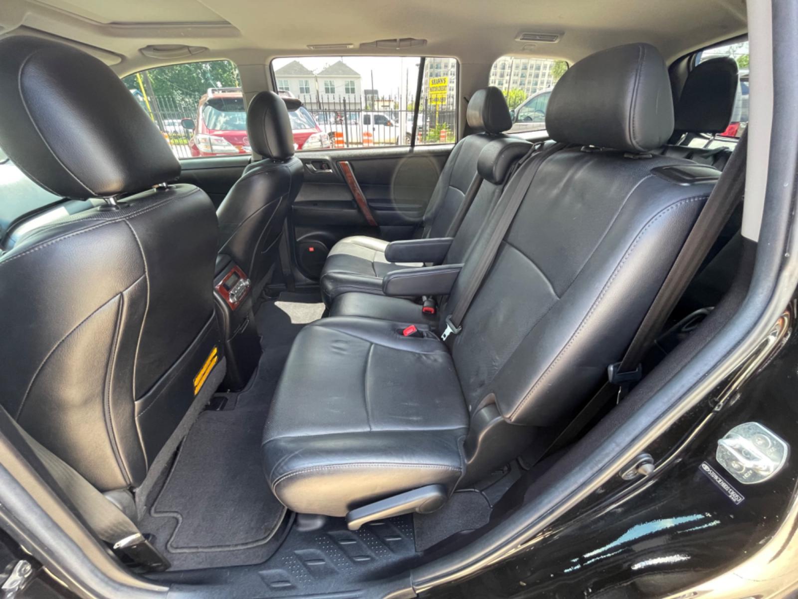 2013 Black /Black Toyota Highlander Limited 2WD (5TDYK3EH8DS) with an 3.5L V6 DOHC 24V engine, 5-Speed Automatic transmission, located at 1501 West 15th St., Houston, 77008, (713) 869-2925, 29.797941, -95.411789 - Photo #5