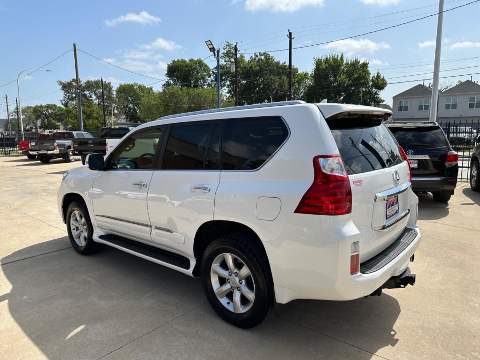 2011 White /Brown Lexus GX 460 Premium (JTJJM7FX3B5) with an 4.6L V8 DOHC 32V engine, 6-Speed Automatic transmission, located at 1501 West 15th St., Houston, 77008, (713) 869-2925, 29.797941, -95.411789 - Photo #3