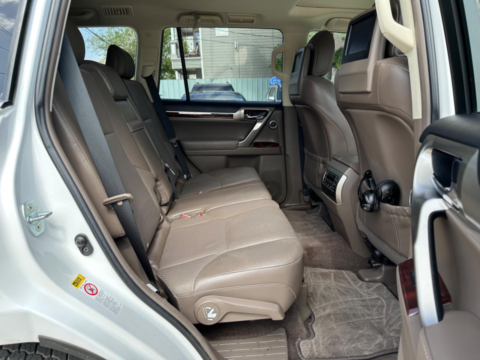 2011 White /Brown Lexus GX 460 Premium (JTJJM7FX3B5) with an 4.6L V8 DOHC 32V engine, 6-Speed Automatic transmission, located at 1501 West 15th St., Houston, 77008, (713) 869-2925, 29.797941, -95.411789 - Photo #8