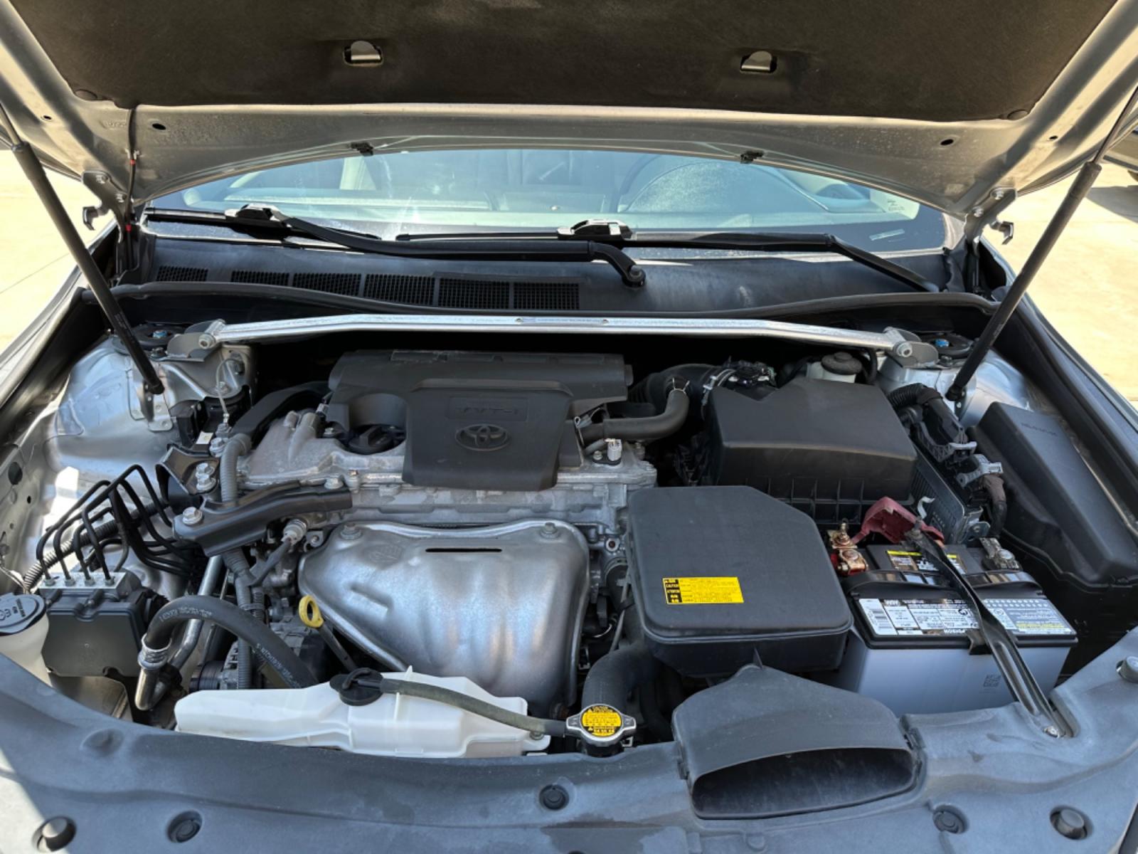 2015 Silver /Silver Toyota Camry SE (4T1BF1FK3FU) with an 2.5L L4 DOHC 16V engine, 6-Speed Automatic transmission, located at 1501 West 15th St., Houston, 77008, (713) 869-2925, 29.797941, -95.411789 - Photo #10