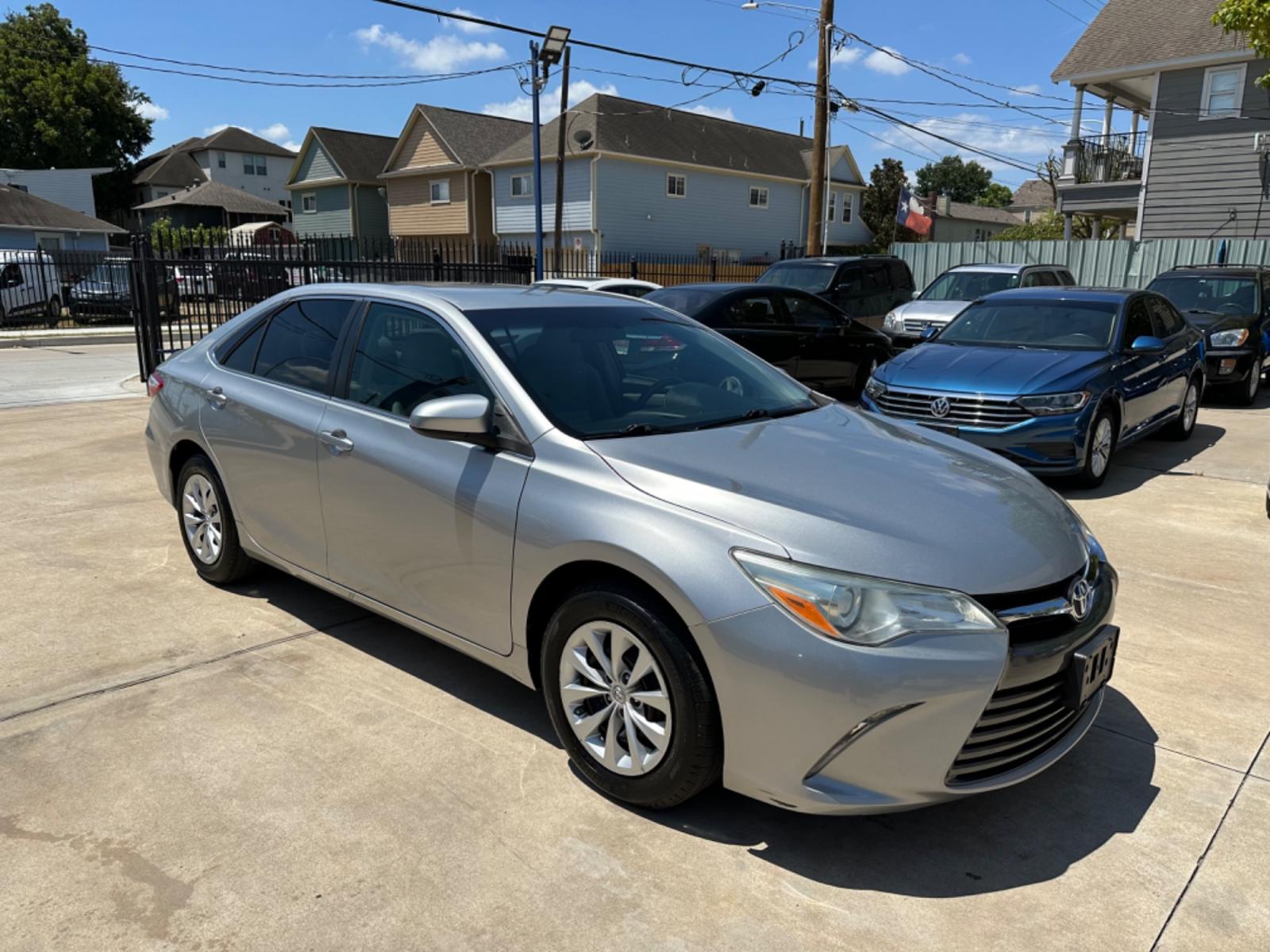 2015 Silver /Silver Toyota Camry SE (4T1BF1FK3FU) with an 2.5L L4 DOHC 16V engine, 6-Speed Automatic transmission, located at 1501 West 15th St., Houston, 77008, (713) 869-2925, 29.797941, -95.411789 - Photo #1