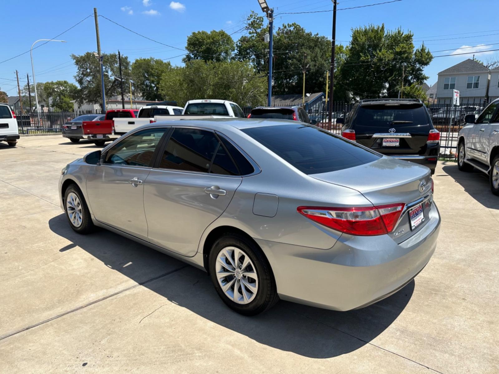 2015 Silver /Silver Toyota Camry SE (4T1BF1FK3FU) with an 2.5L L4 DOHC 16V engine, 6-Speed Automatic transmission, located at 1501 West 15th St., Houston, 77008, (713) 869-2925, 29.797941, -95.411789 - Photo #3
