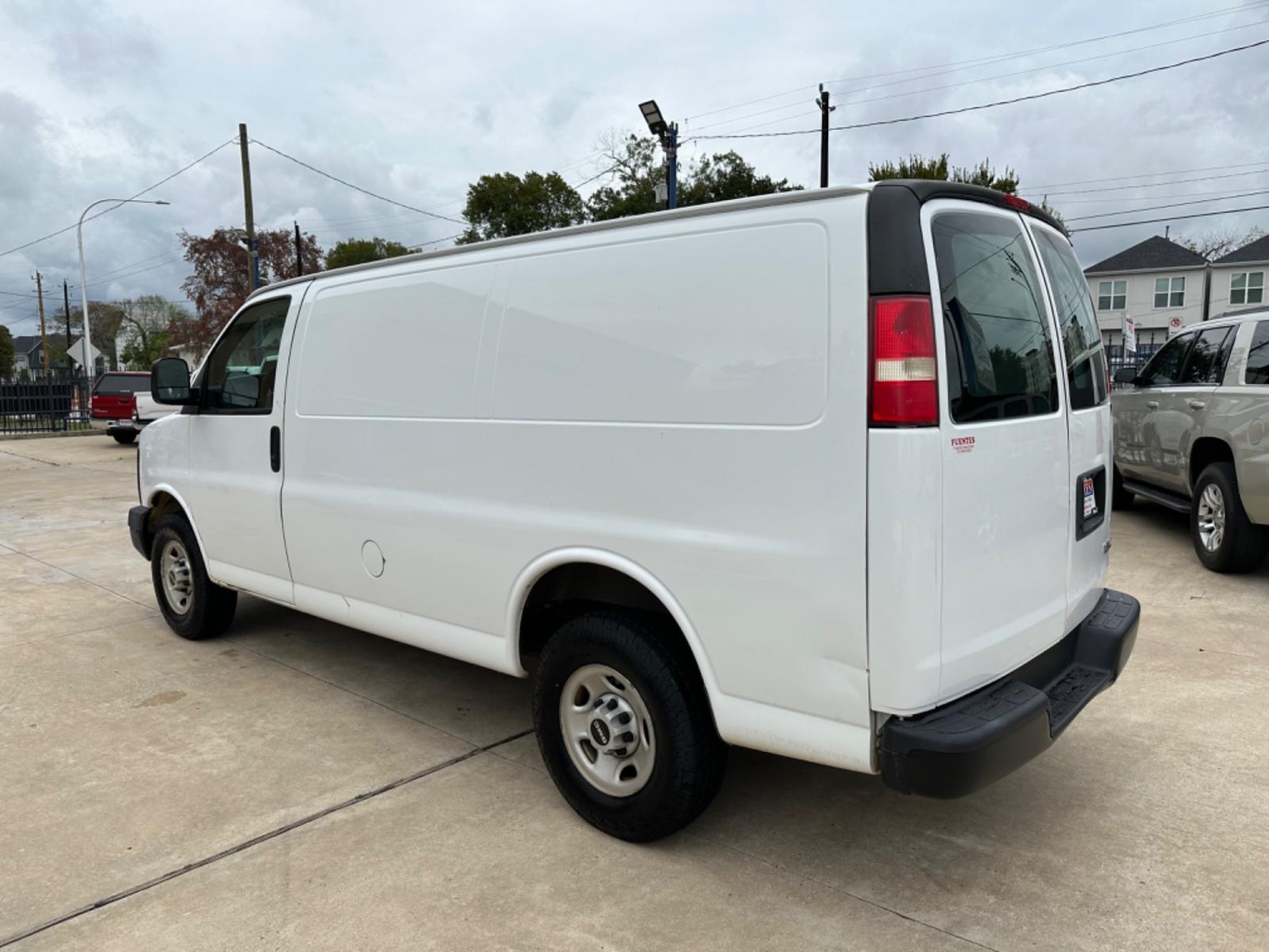 2009 White /Black GMC Savana G2500 Cargo (1GTGG25C791) with an 4.8L V8 OHV 16V engine, 4-Speed Automatic transmission, located at 1501 West 15th St., Houston, 77008, (713) 869-2925, 29.797941, -95.411789 - Photo #3