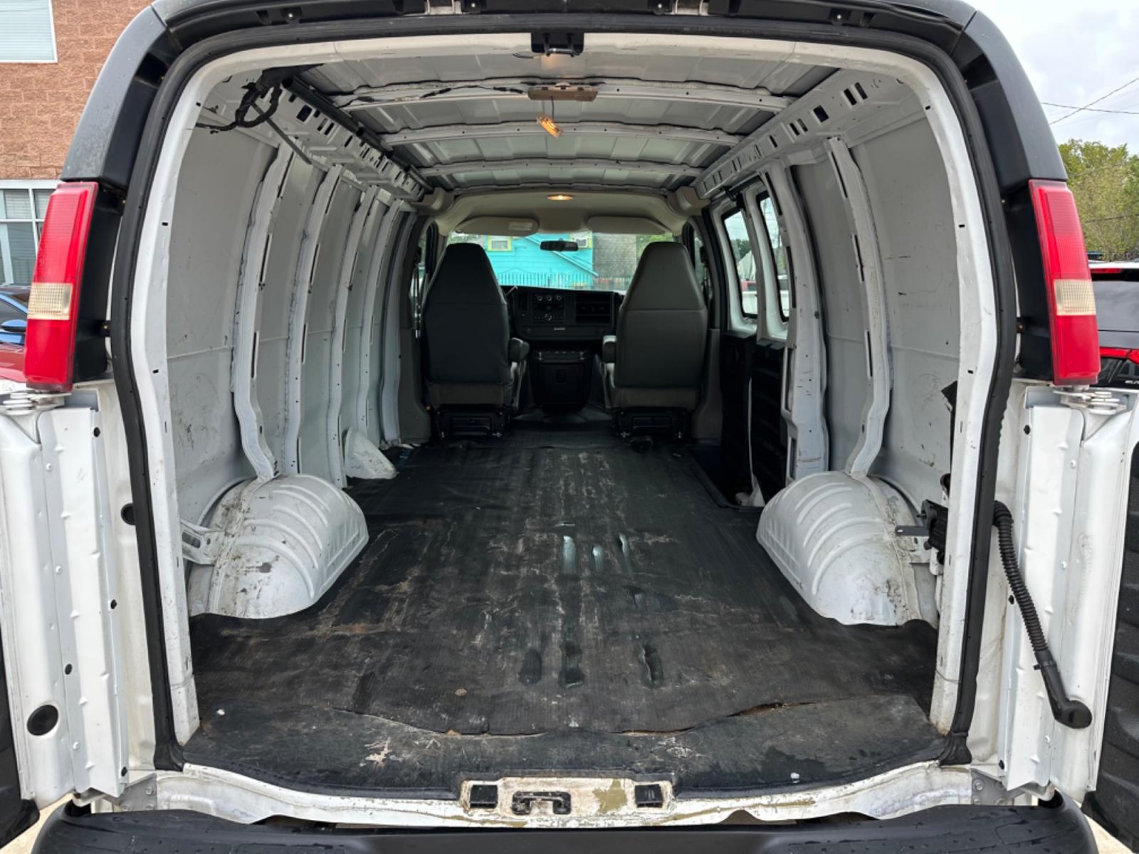 2009 White /Black GMC Savana G2500 Cargo (1GTGG25C791) with an 4.8L V8 OHV 16V engine, 4-Speed Automatic transmission, located at 1501 West 15th St., Houston, 77008, (713) 869-2925, 29.797941, -95.411789 - Photo #4