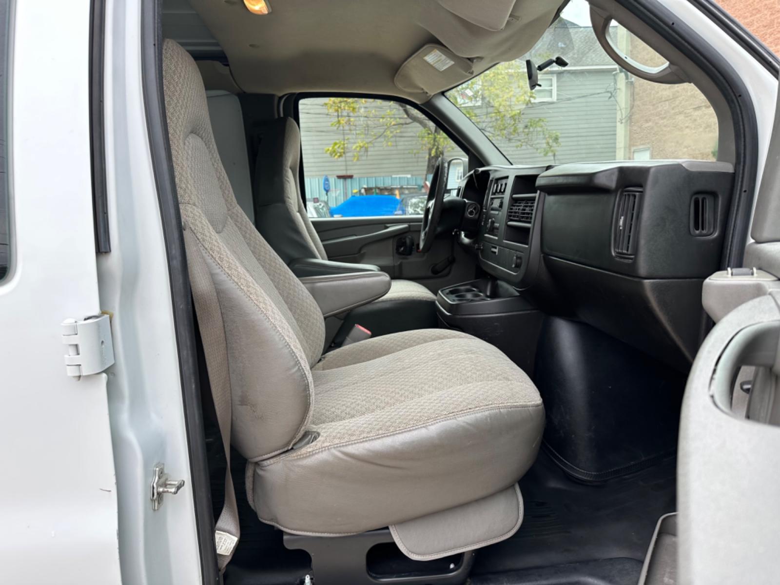 2009 White /Black GMC Savana G2500 Cargo (1GTGG25C791) with an 4.8L V8 OHV 16V engine, 4-Speed Automatic transmission, located at 1501 West 15th St., Houston, 77008, (713) 869-2925, 29.797941, -95.411789 - Photo #5