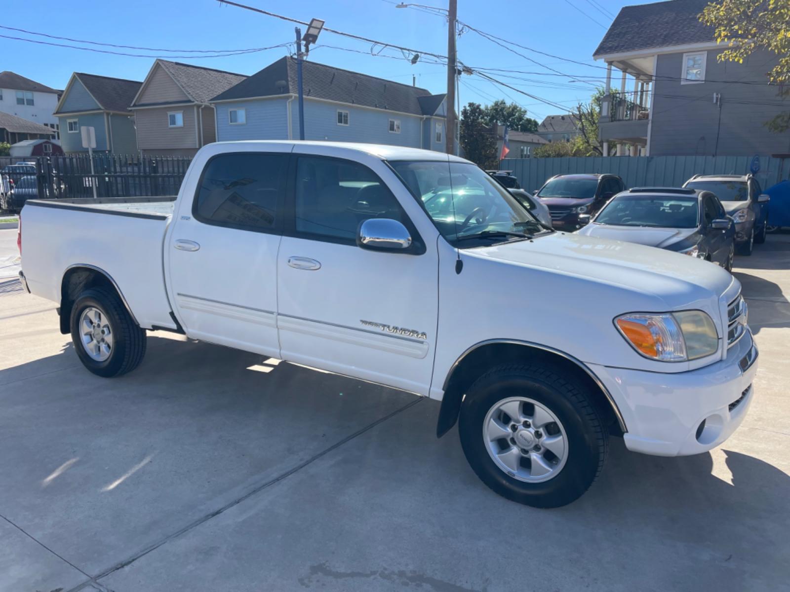 2006 White /Silver Toyota Tundra SR5 Double Cab (5TBET34126S) with an 4.7L V8 DOHC 32V engine, 5-Speed Automatic Overdrive transmission, located at 1501 West 15th St., Houston, 77008, (713) 869-2925, 29.797941, -95.411789 - Photo #1