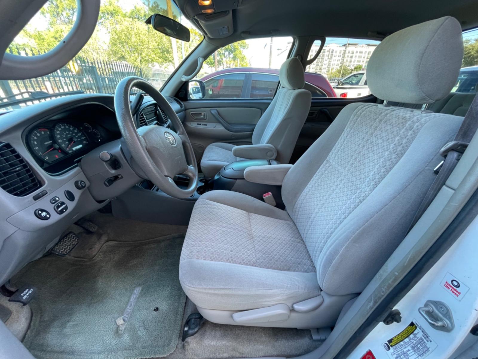 2006 White /Silver Toyota Tundra SR5 Double Cab (5TBET34126S) with an 4.7L V8 DOHC 32V engine, 5-Speed Automatic Overdrive transmission, located at 1501 West 15th St., Houston, 77008, (713) 869-2925, 29.797941, -95.411789 - Photo #4