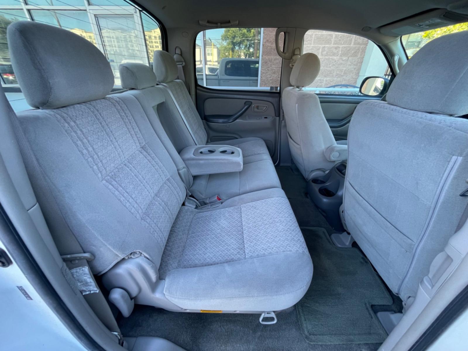 2006 White /Silver Toyota Tundra SR5 Double Cab (5TBET34126S) with an 4.7L V8 DOHC 32V engine, 5-Speed Automatic Overdrive transmission, located at 1501 West 15th St., Houston, 77008, (713) 869-2925, 29.797941, -95.411789 - Photo #6