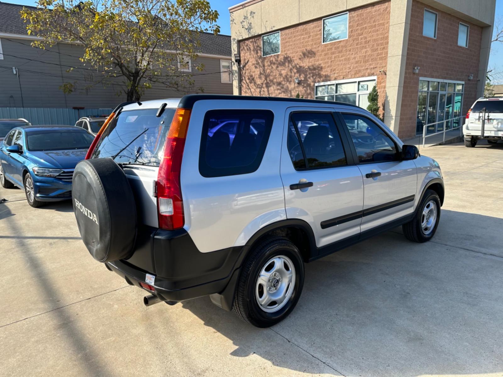 2002 Silver /Black Honda CR-V LX 2WD (JHLRD68532C) with an 2.4L L4 DOHC 16V engine, 4-Speed Automatic Overdrive transmission, located at 1501 West 15th St., Houston, 77008, (713) 869-2925, 29.797941, -95.411789 - Photo #2