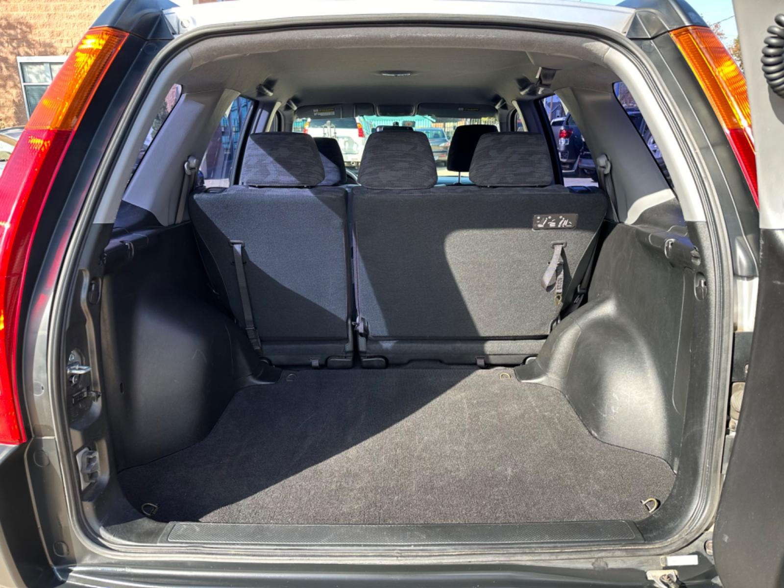 2002 Silver /Black Honda CR-V LX 2WD (JHLRD68532C) with an 2.4L L4 DOHC 16V engine, 4-Speed Automatic Overdrive transmission, located at 1501 West 15th St., Houston, 77008, (713) 869-2925, 29.797941, -95.411789 - Photo #4