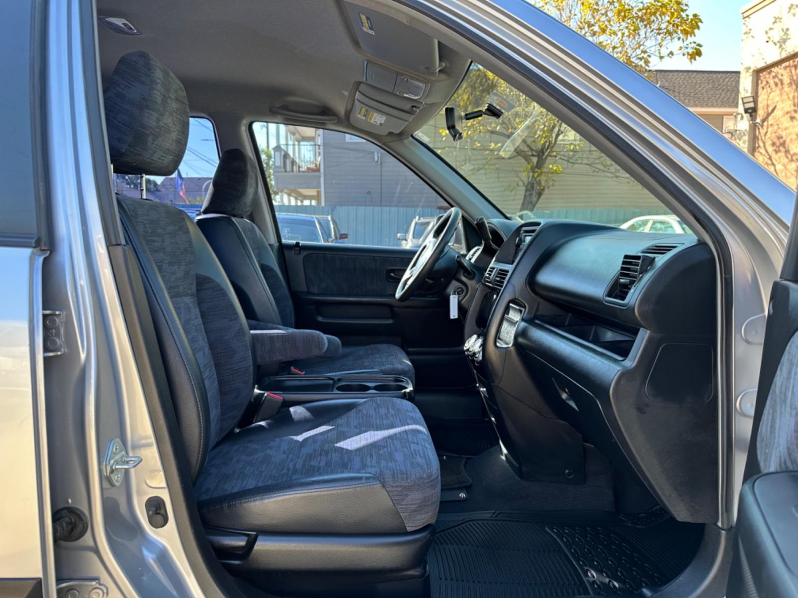 2002 Silver /Black Honda CR-V LX 2WD (JHLRD68532C) with an 2.4L L4 DOHC 16V engine, 4-Speed Automatic Overdrive transmission, located at 1501 West 15th St., Houston, 77008, (713) 869-2925, 29.797941, -95.411789 - Photo #5