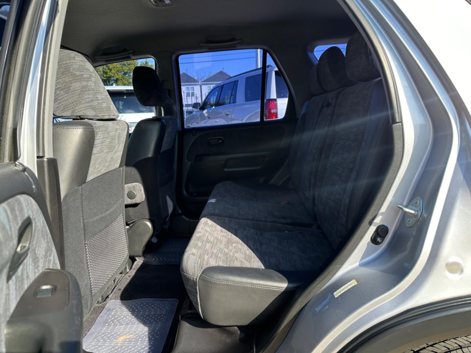 2002 Silver /Black Honda CR-V LX 2WD (JHLRD68532C) with an 2.4L L4 DOHC 16V engine, 4-Speed Automatic Overdrive transmission, located at 1501 West 15th St., Houston, 77008, (713) 869-2925, 29.797941, -95.411789 - Photo #7