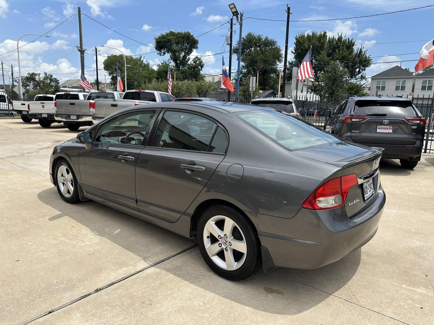 2010 Beige /Silver Honda Civic (2HGFA1F6XAH) , located at 1501 West 15th St., Houston, 77008, (713) 869-2925, 29.797941, -95.411789 - Photo#3