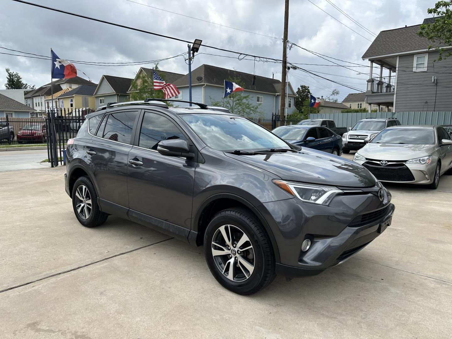 2018 Gray /Black Toyota RAV4 XLE FWD (2T3WFREV6JW) with an 2.5L L4 DOHC 16V engine, 6A transmission, located at 1501 West 15th St., Houston, 77008, (713) 869-2925, 29.797941, -95.411789 - Photo#1